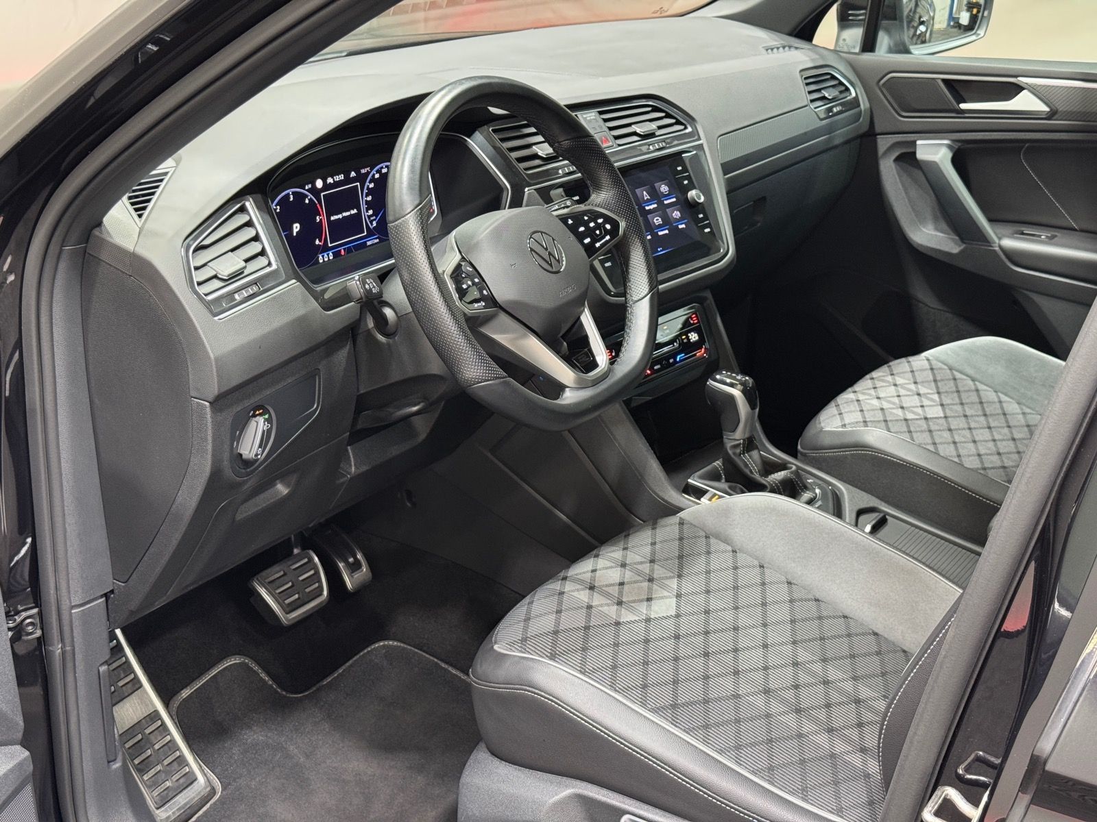 Volkswagen Tiguan R-Line 2.0 TDI DSG 4M - Samsaru's Car Outlet