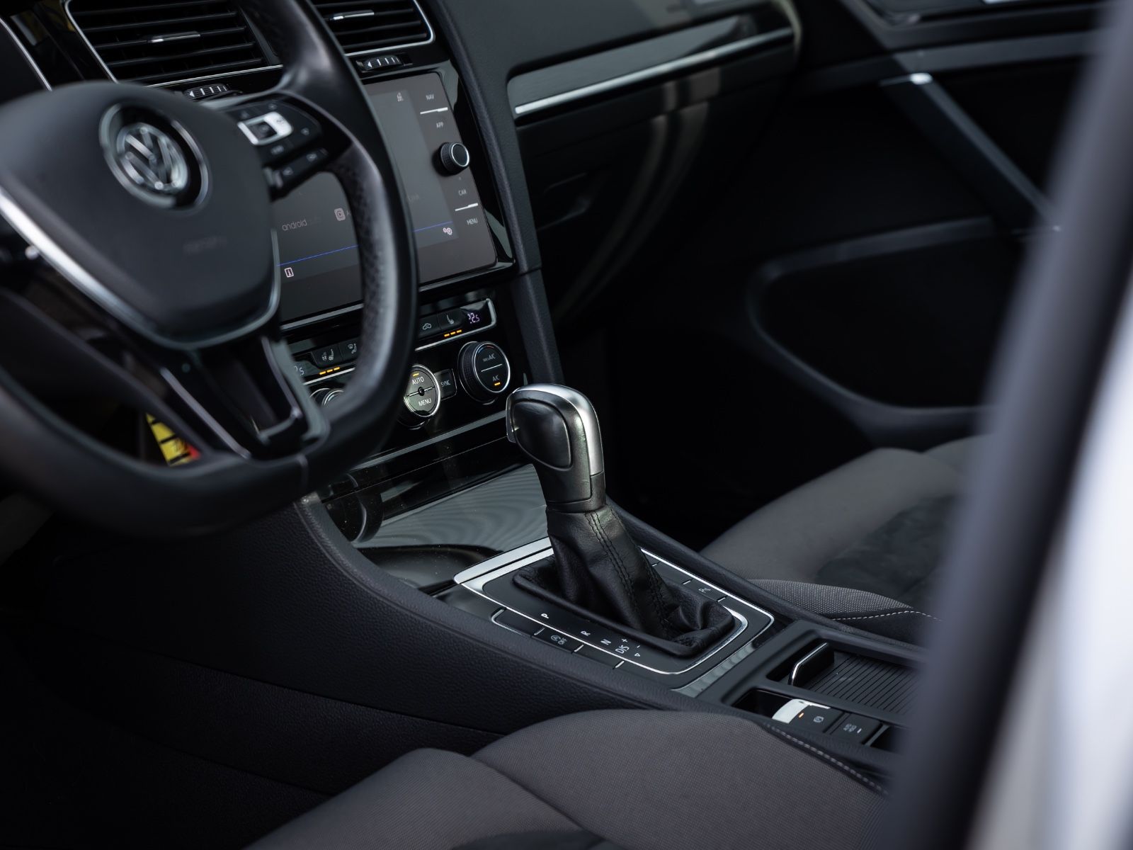 Volkswagen Golf VII 1.5TSI Highline - Samsaru's Car Outlet
