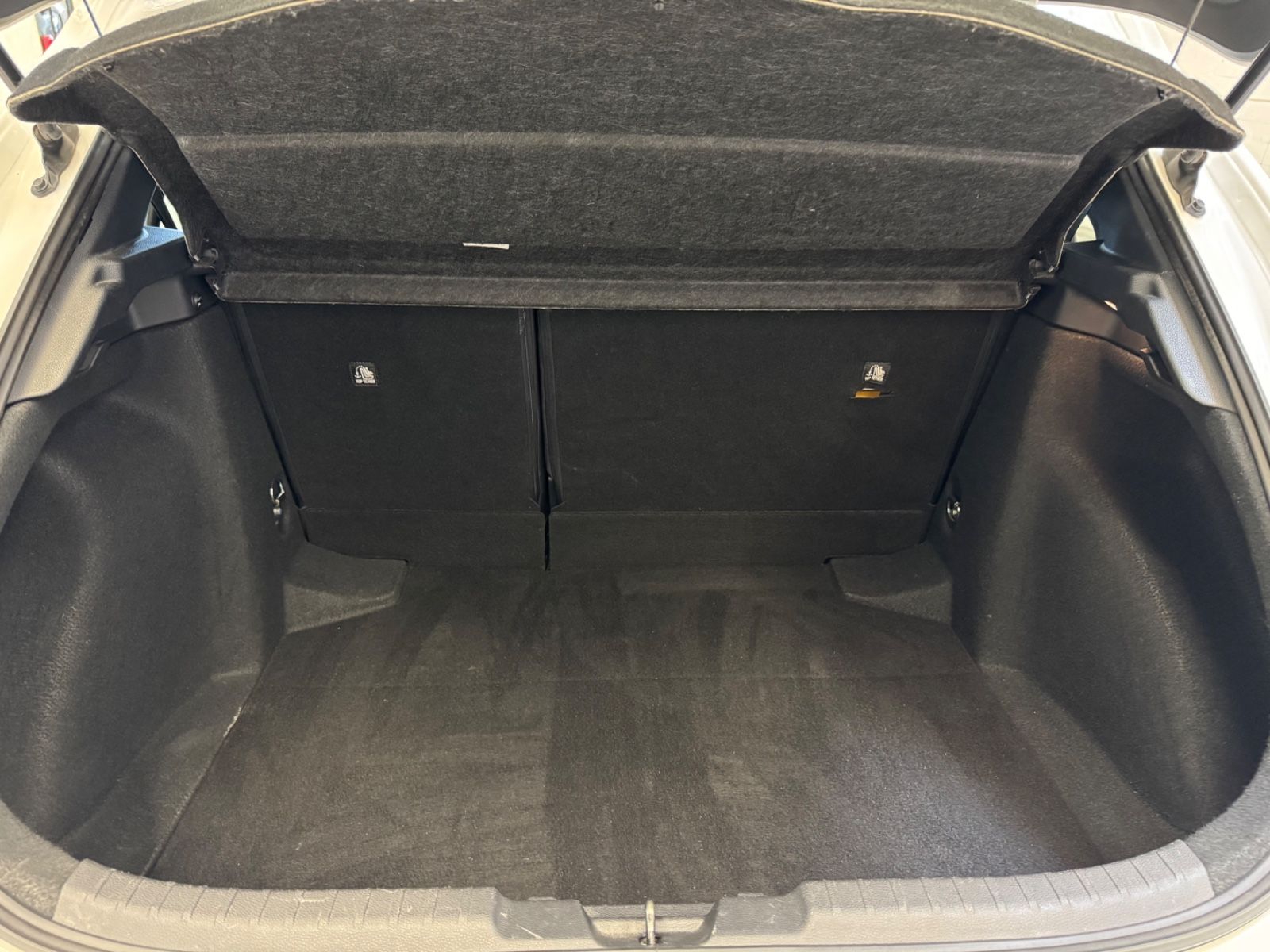 Toyota Corolla 1.8 Hybrid Business Edition - Samsaru's Car Outlet