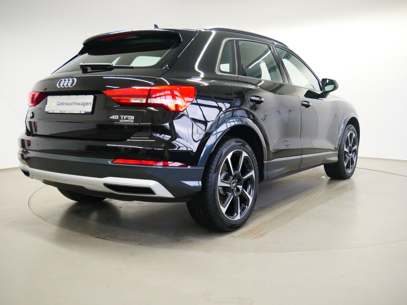 Audi Q3 45 TFSI quattro advanced - Samsaru's Car Outlet