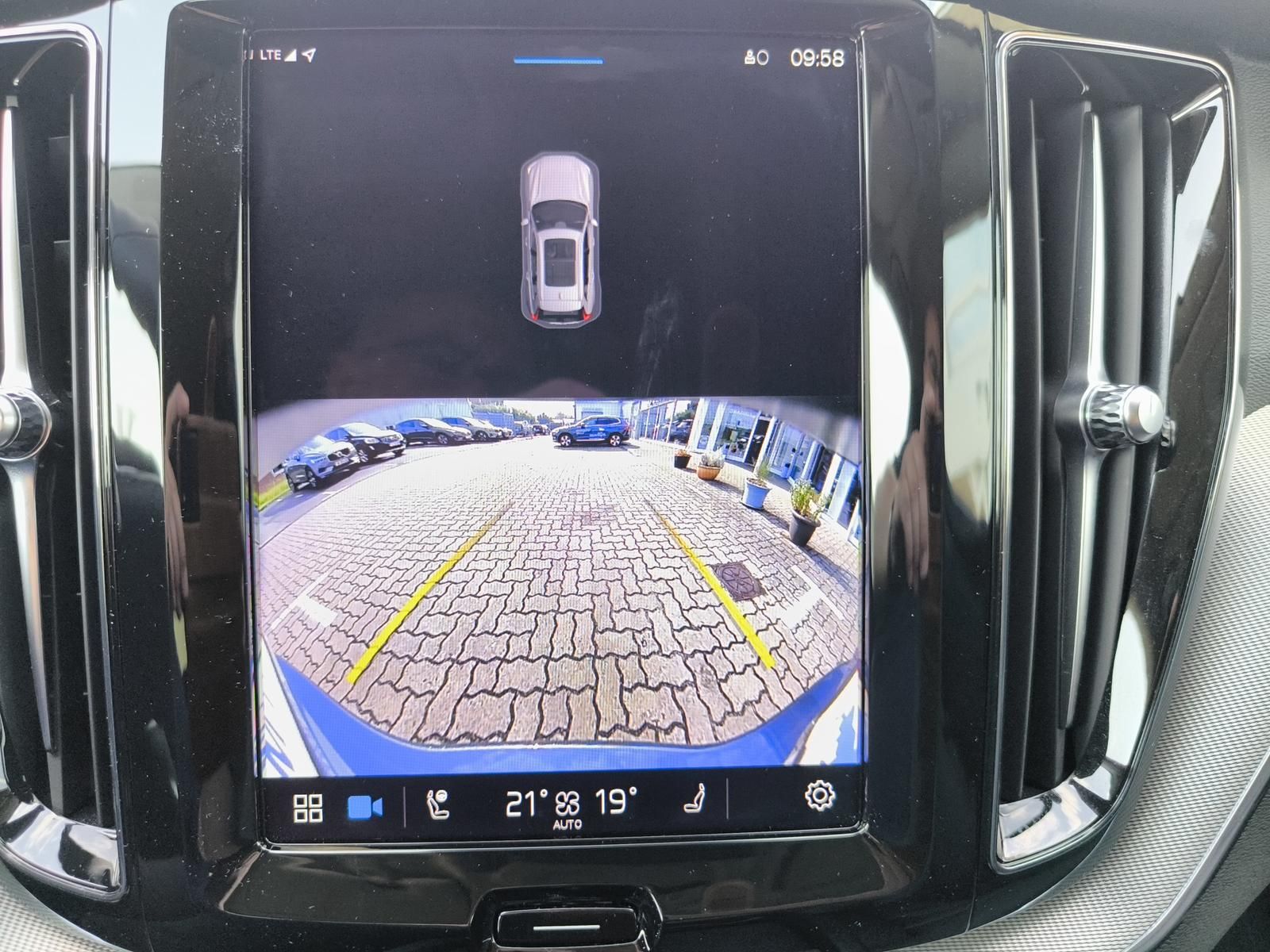 Volvo XC60 B4 Diesel AWD Aut. Plus Dark Standheizung