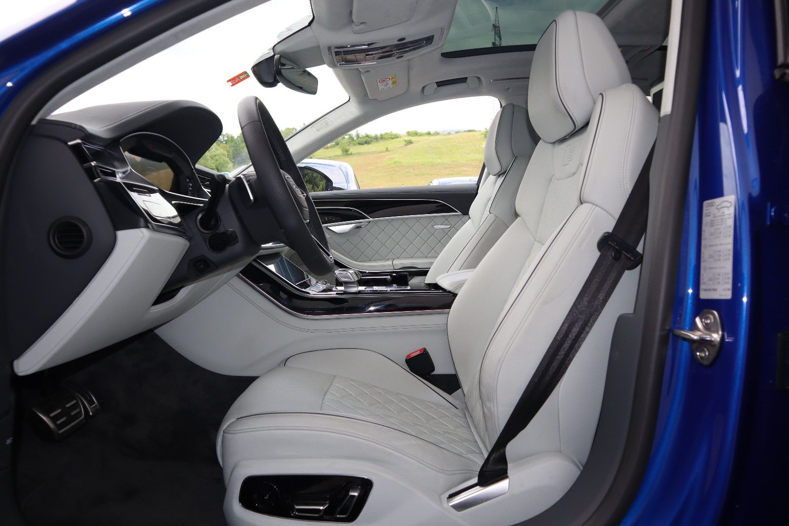 Audi A8L 60 TFSI V8 qu lang exclusive - Samsaru's Car Outlet
