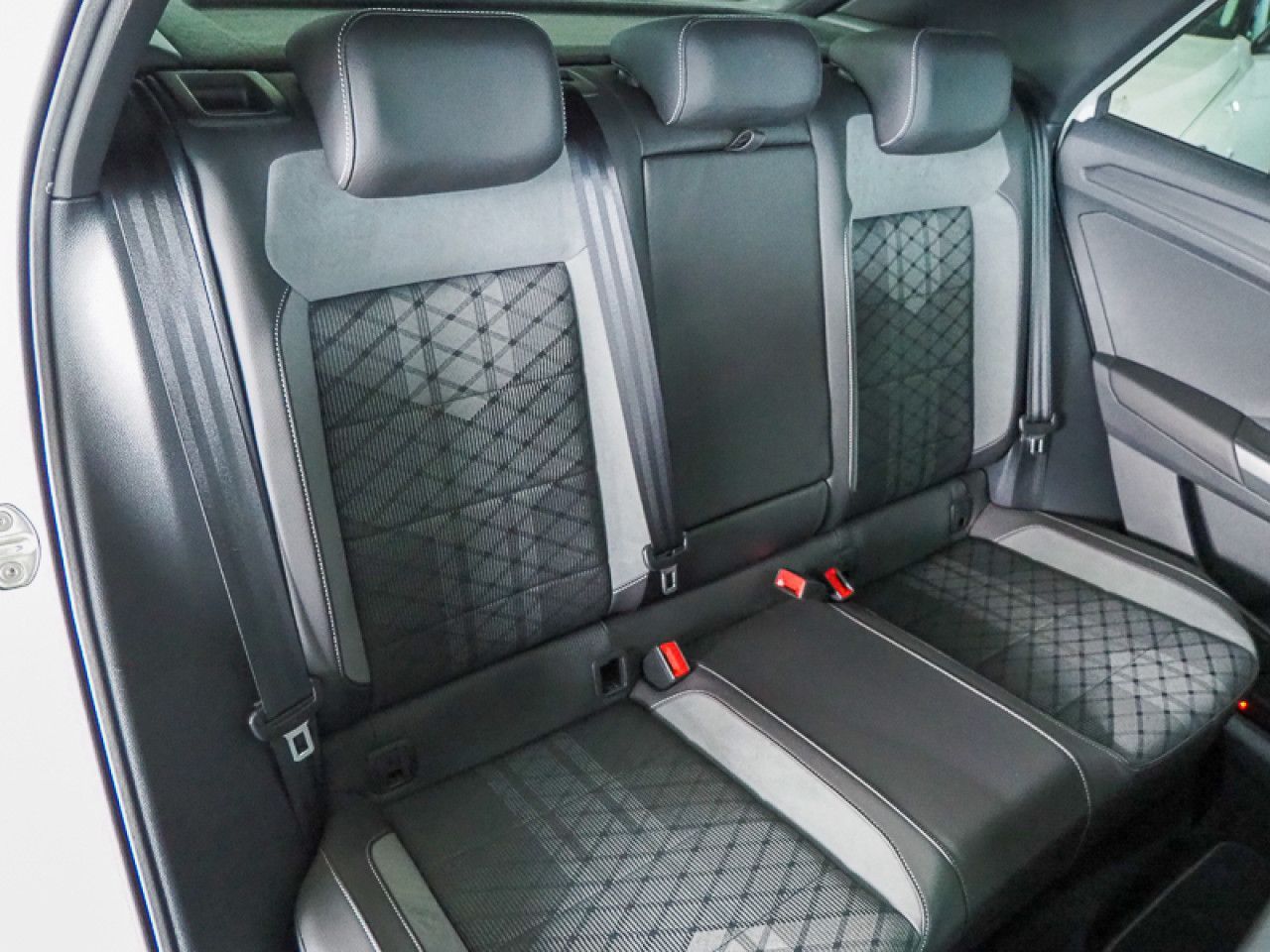 Volkswagen T-Roc 1.5 TSI DSG R-Line - Samsaru's Car Outlet