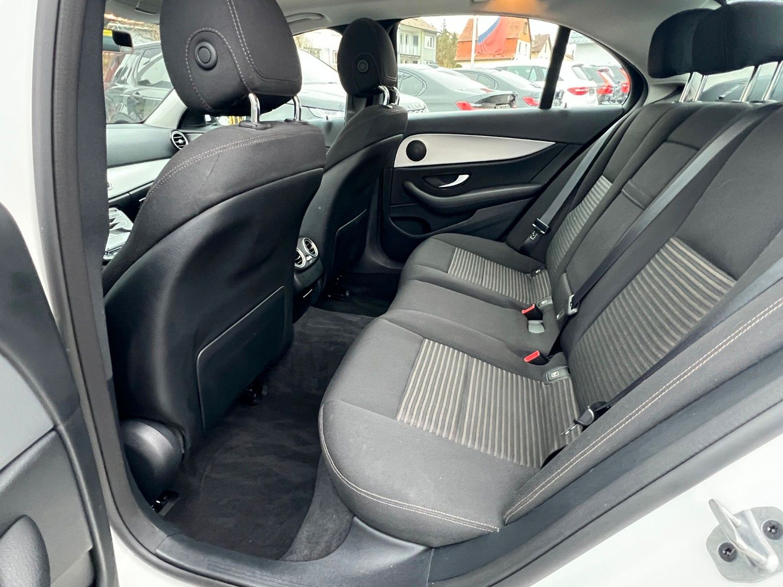 Mercedes-Benz E -Klasse Lim. E 300 de - Samsaru's Car Outlet