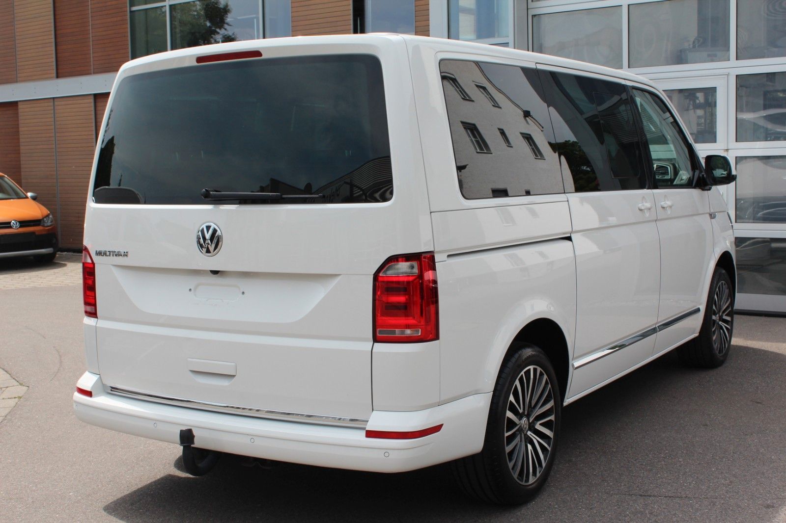 Volkswagen T6 Multivan Highline DSG - Samsaru's Car Outlet