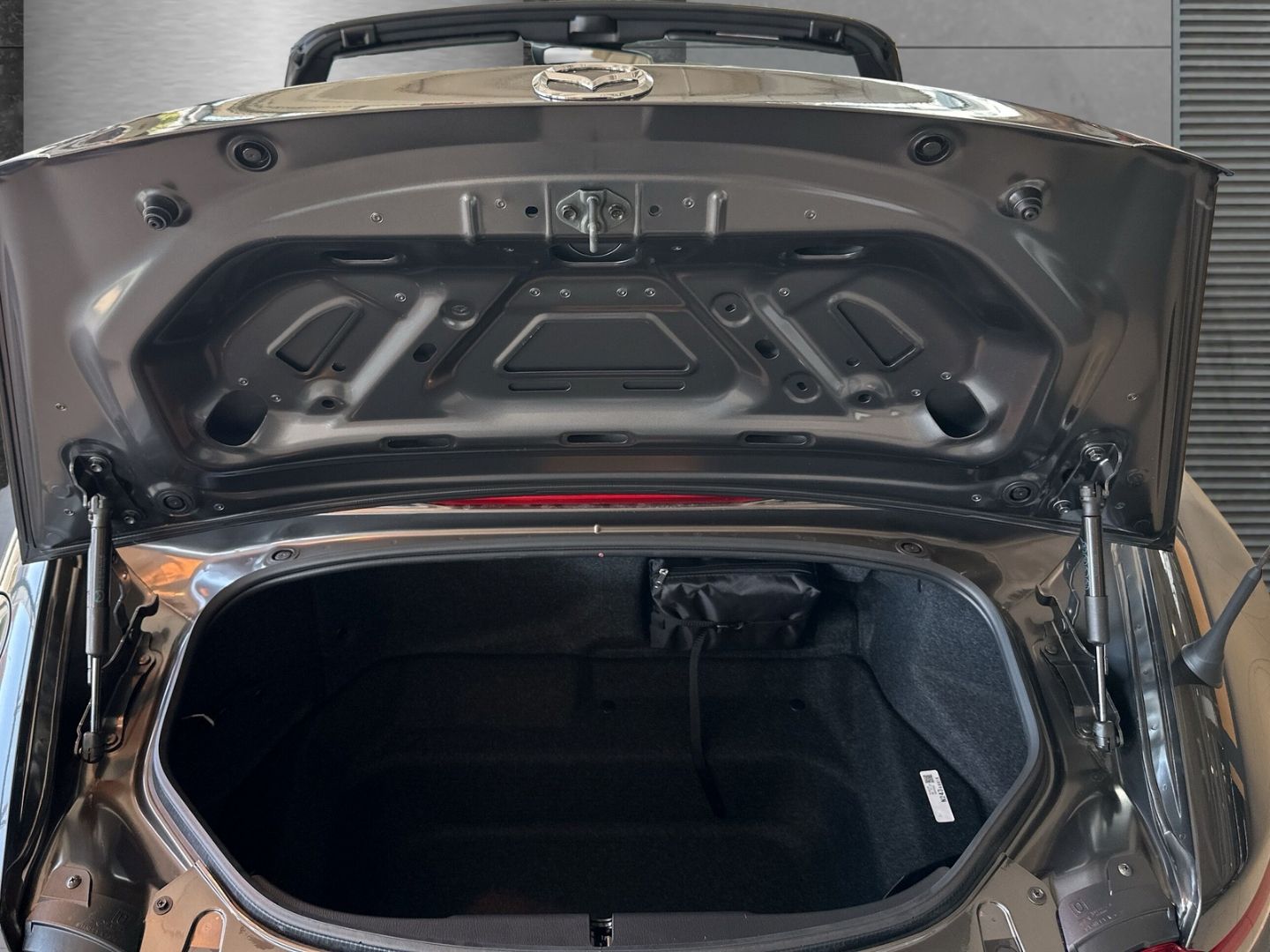 Mazda MX-5 Kazari Bose Soundsy. Apple CarPlay Nappaled