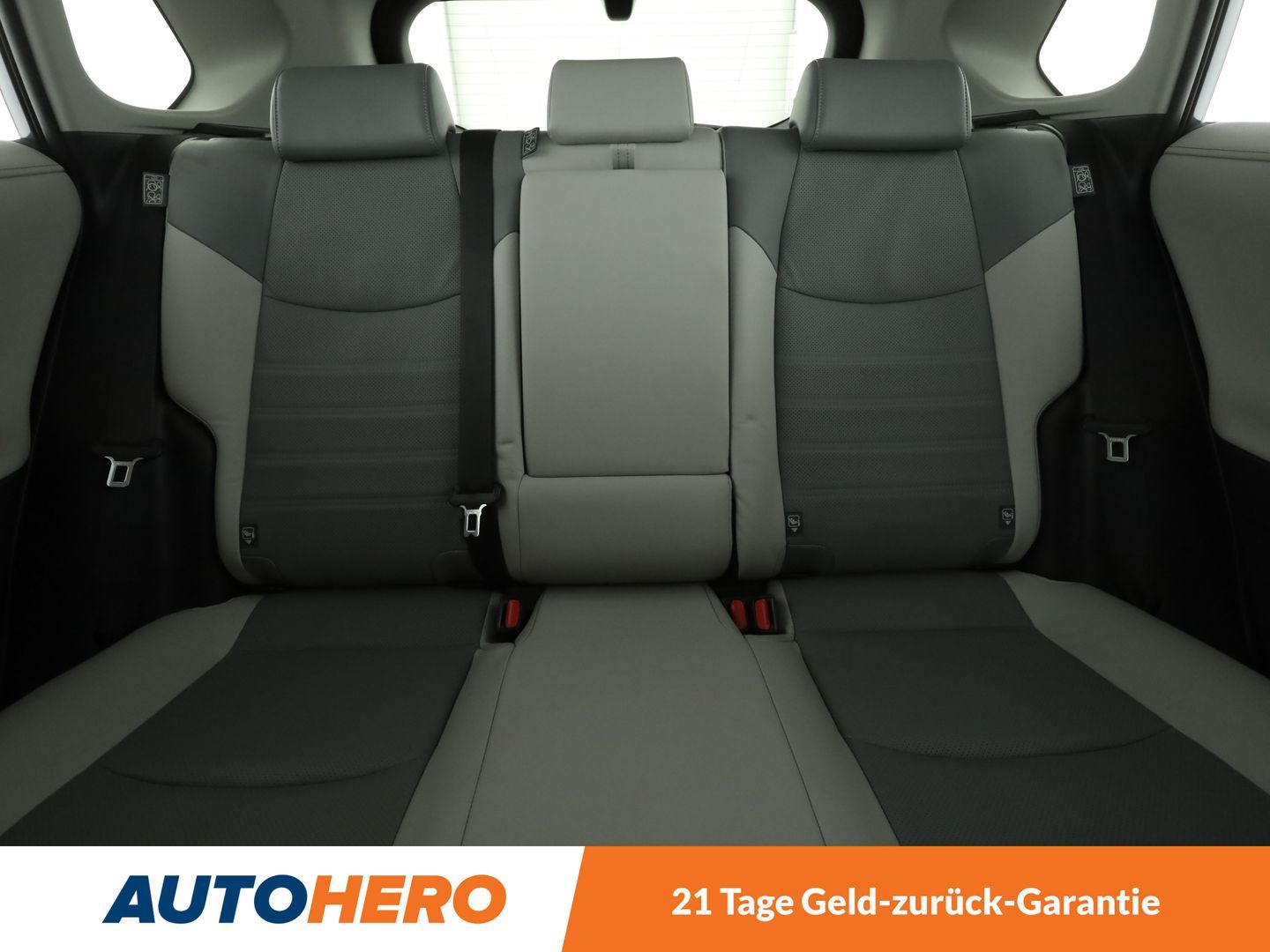 Toyota RAV 4 2.5 Hybrid 4x4 Lounge - Samsaru's Car Outlet