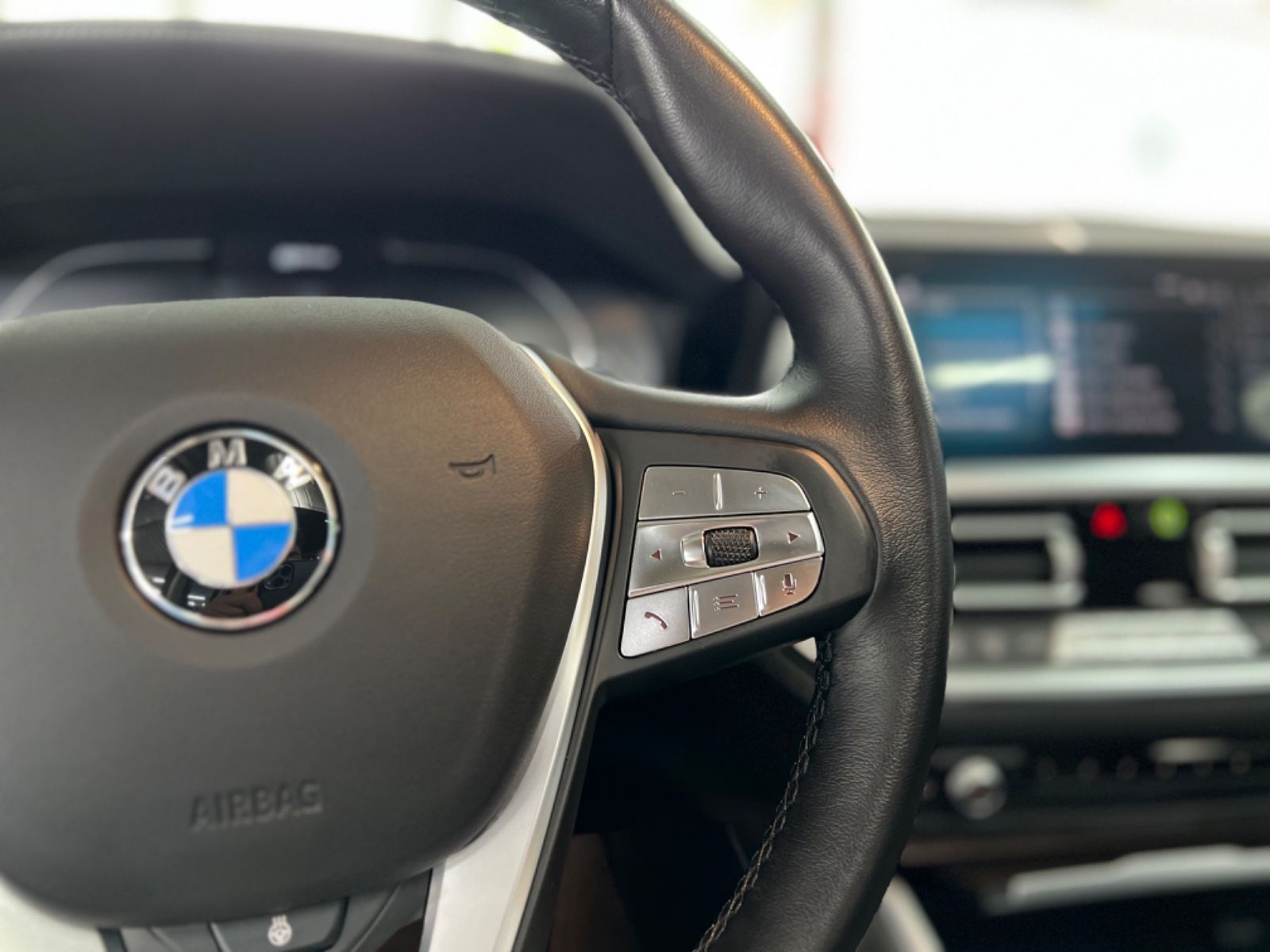 BMW 330e Touring Luxury Line - Samsaru's Car Outlet