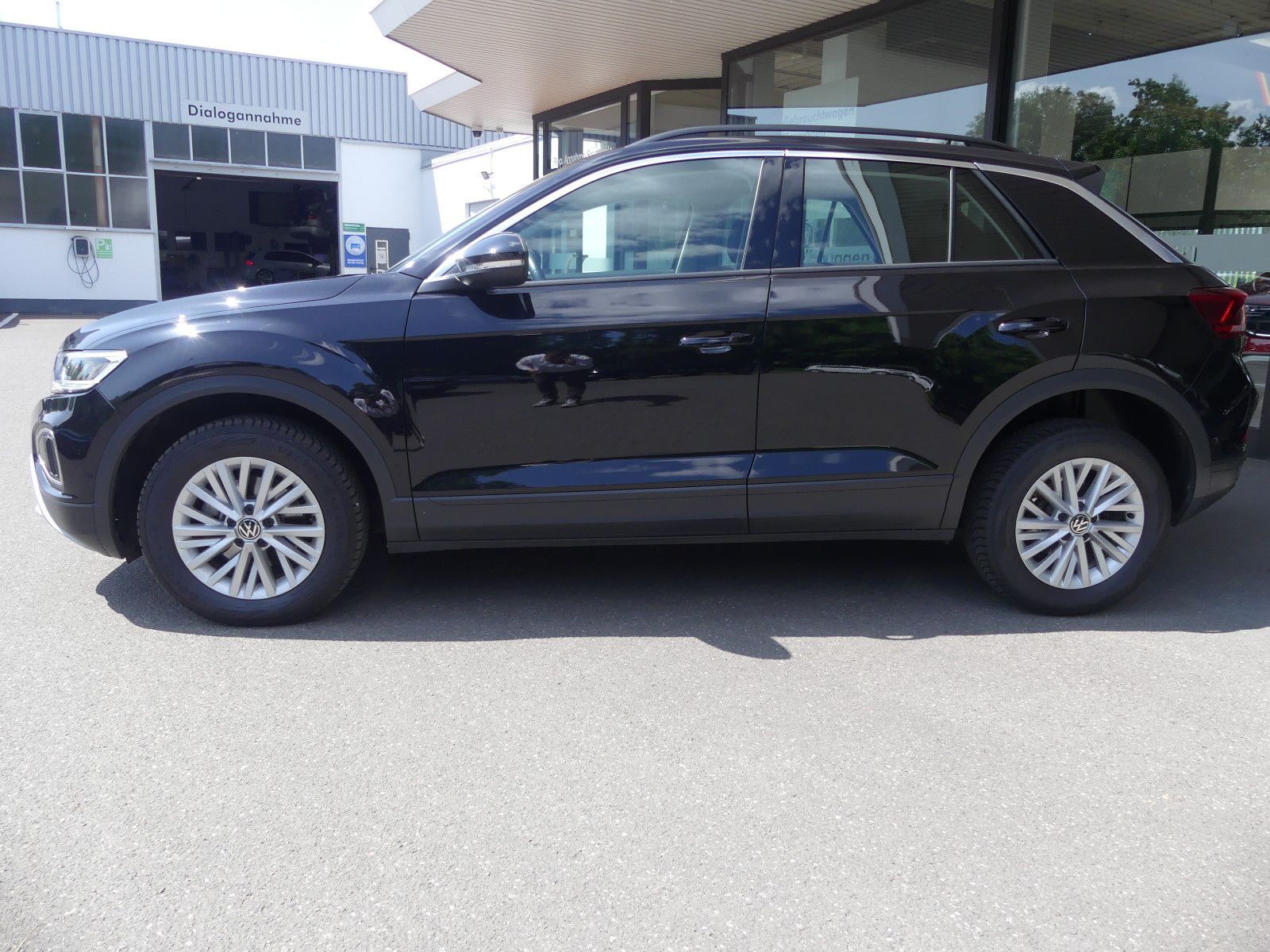 Volkswagen T-Roc 1.5 TSI Life - Samsaru's Car Outlet