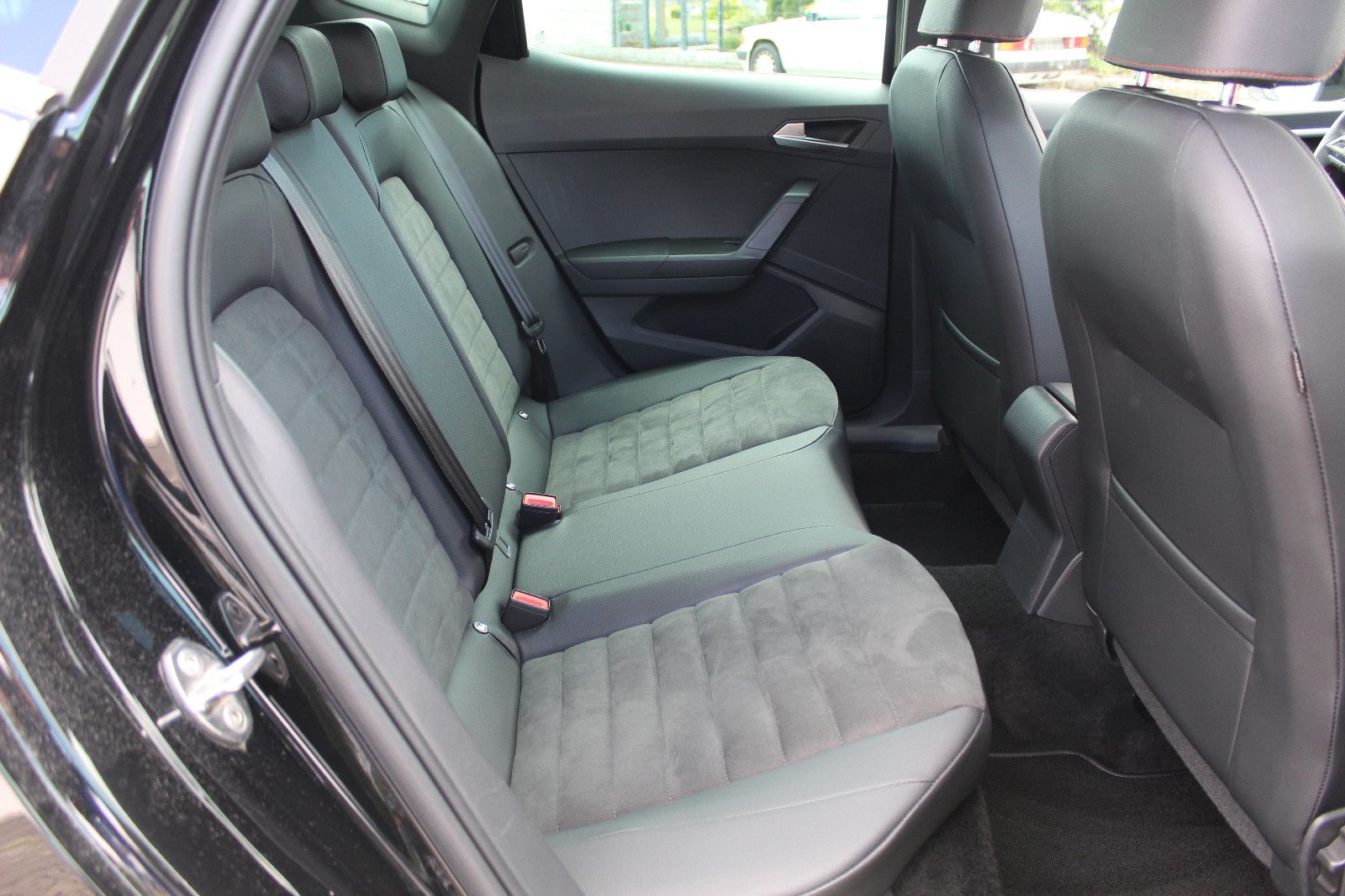Seat Arona FR 1,5 TSI DSG DINAMICA AHK LED ACC SPUR