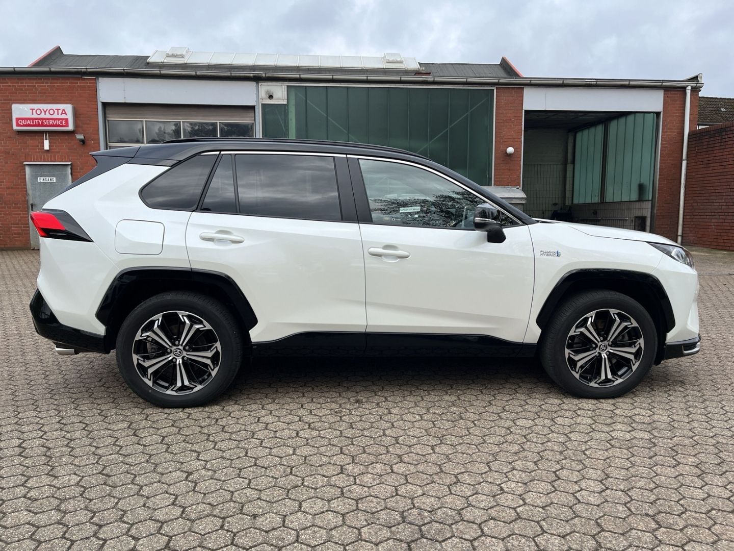 Toyota RAV 4 Plug-in Hybrid 4x4 - Samsaru's Car Outlet