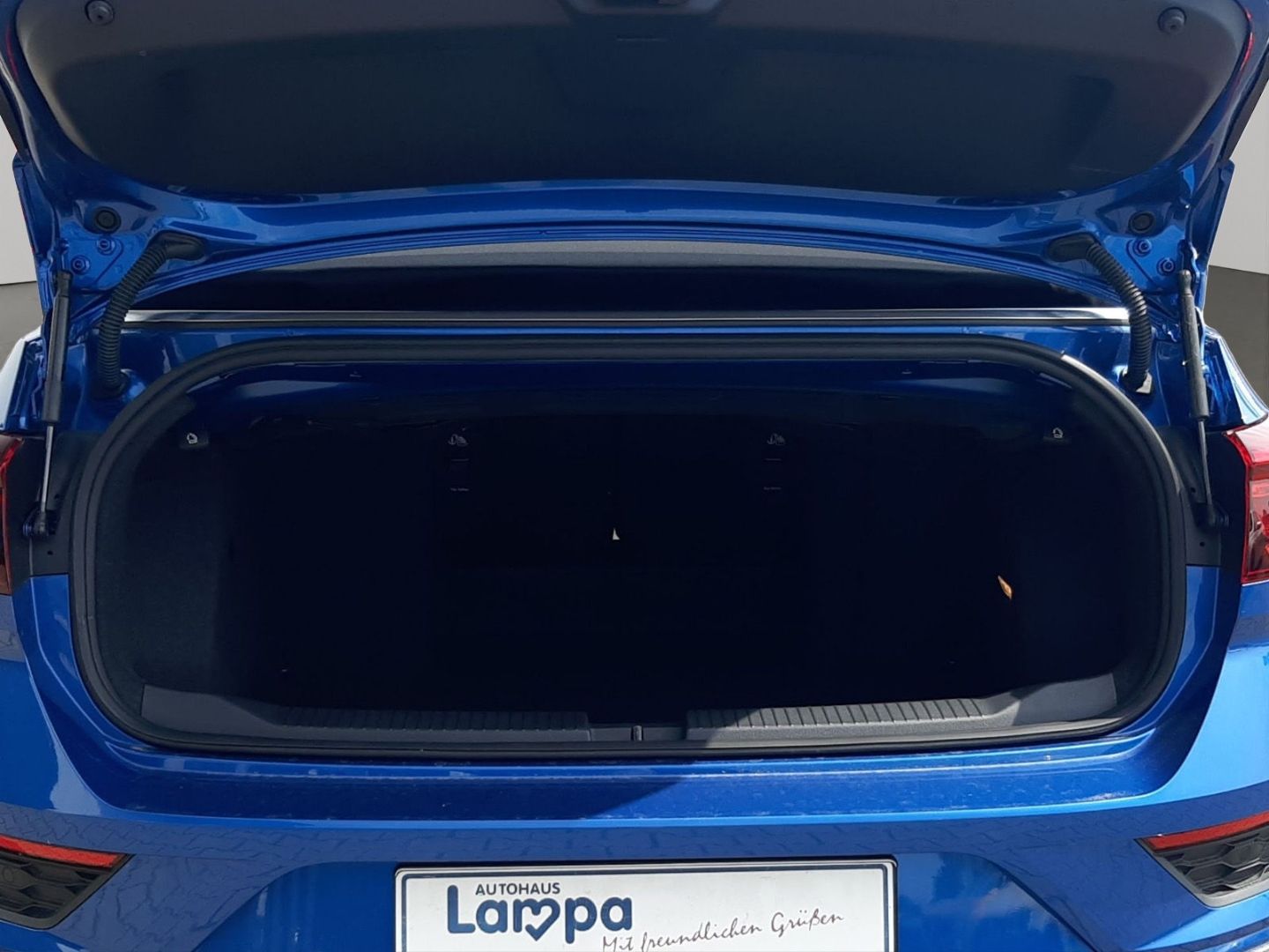 Volkswagen T-Roc R-LINE - Samsaru's Car Outlet