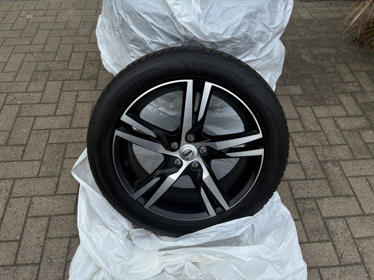 Volvo XC40 B3 Plus Dark 8-Fach Aktionspreis