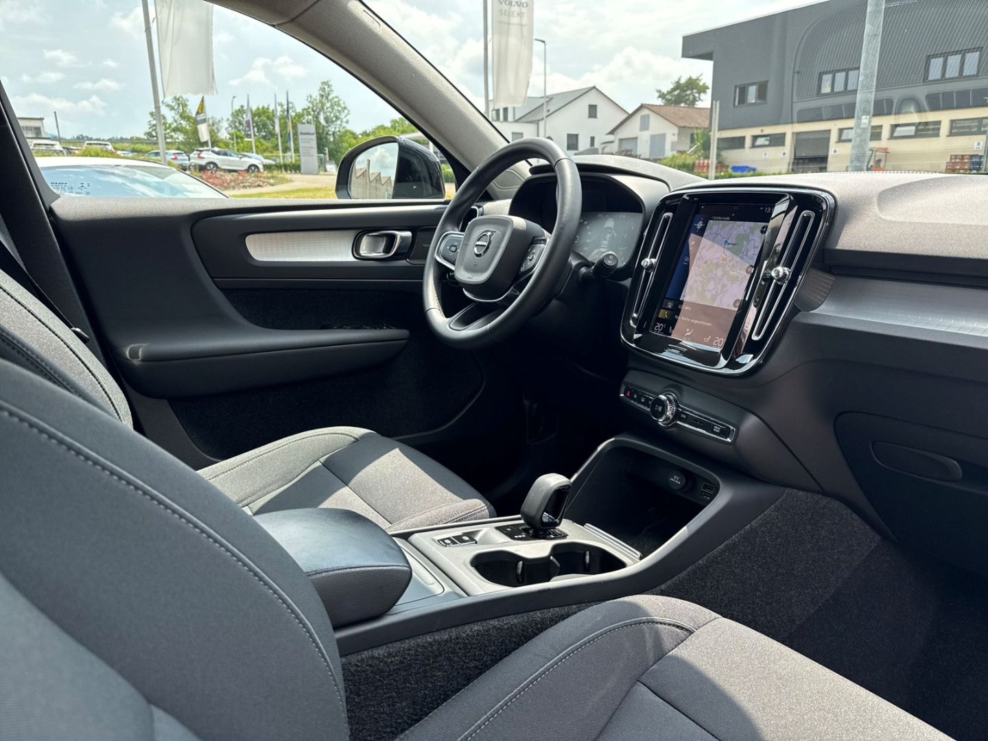 Volvo XC40 Momentum Pro 2WD T3 - Samsaru's Car Outlet