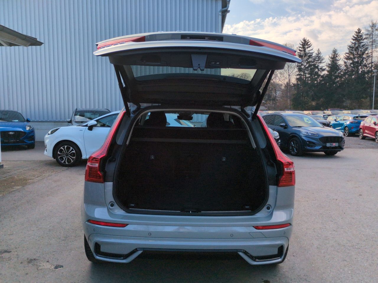 Volvo XC60 B4 (Diesel) Plus Dark 2WD Automatik Navi