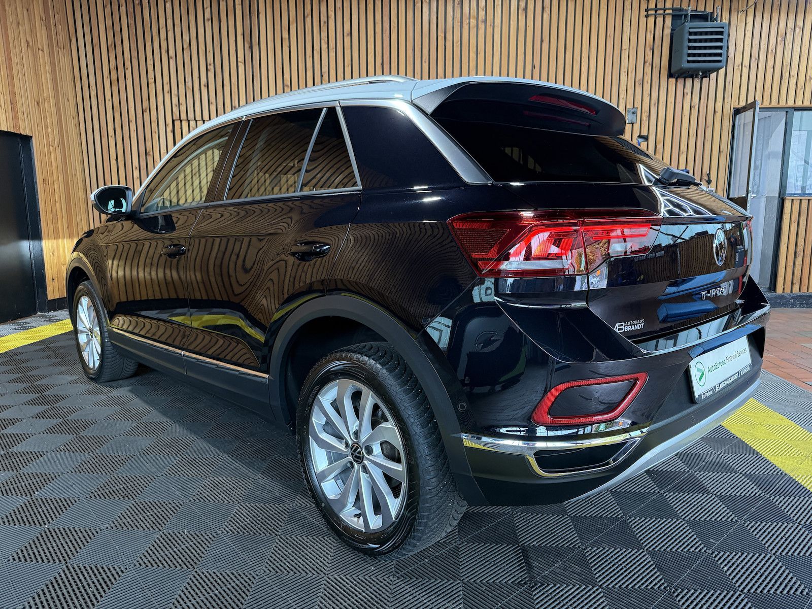 Volkswagen T-Roc 2.0 TDI Style - Samsaru's Car Outlet