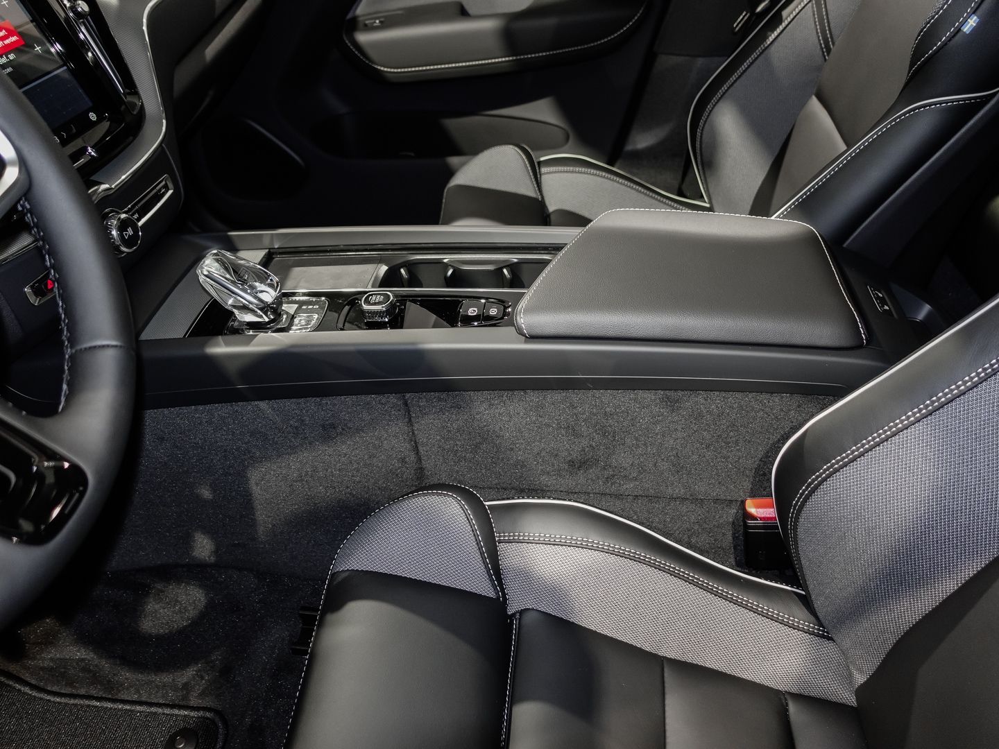 Volvo XC60 T6 AWD Plus Black - Samsaru's Car Outlet