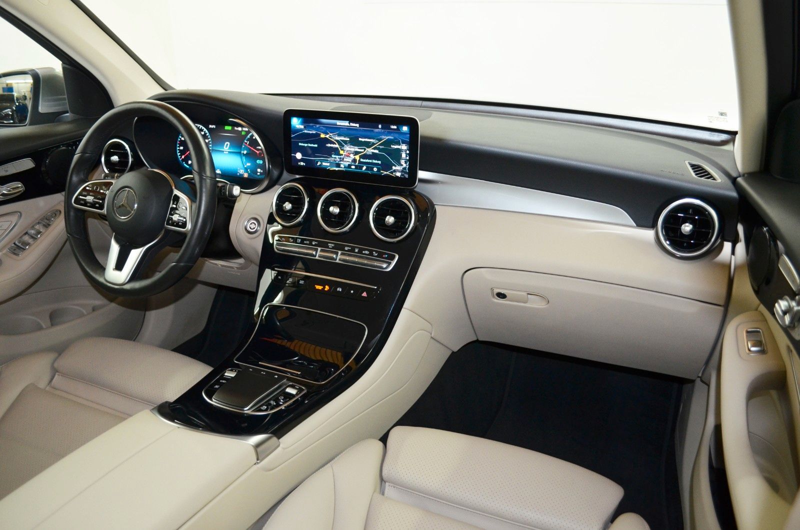 Mercedes-Benz GLC 300 DE 4M"AIRMATIC"DISTR+"AHK"MASSAGE"MBEAM"