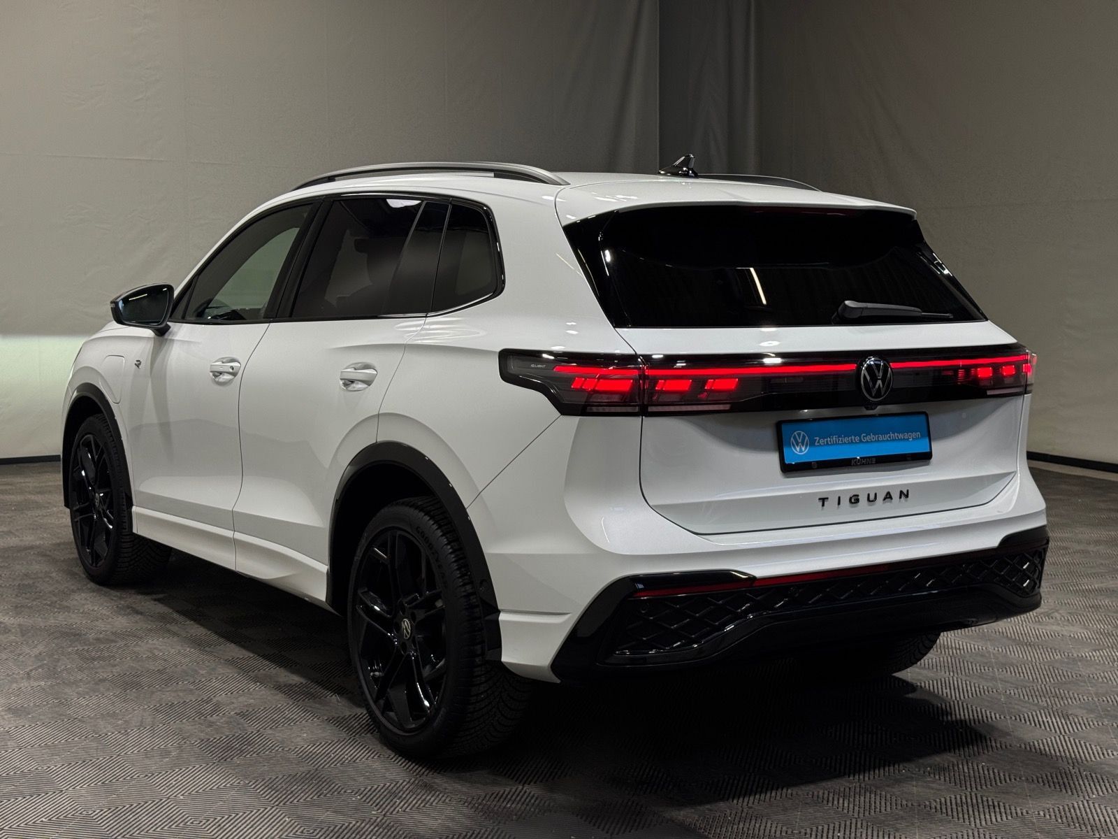 Volkswagen Tiguan R-Line 1.5 TSI eHybrid | MATRIX NAVI PANO