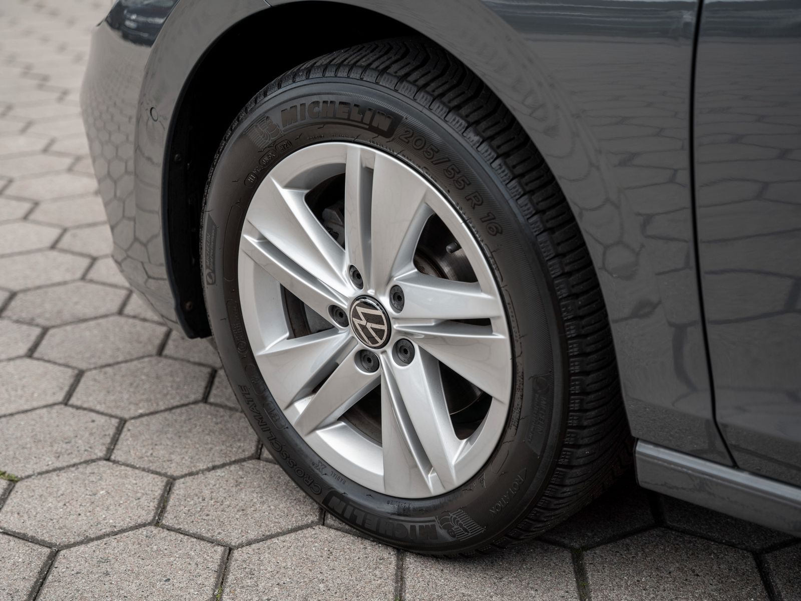 Volkswagen Golf Life 1.5 eTSI DSG - Samsaru's Car Outlet