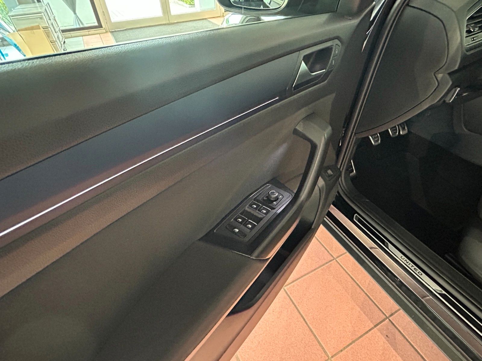 Volkswagen T-ROC 1.5 TSI United - Samsaru's Car Outlet