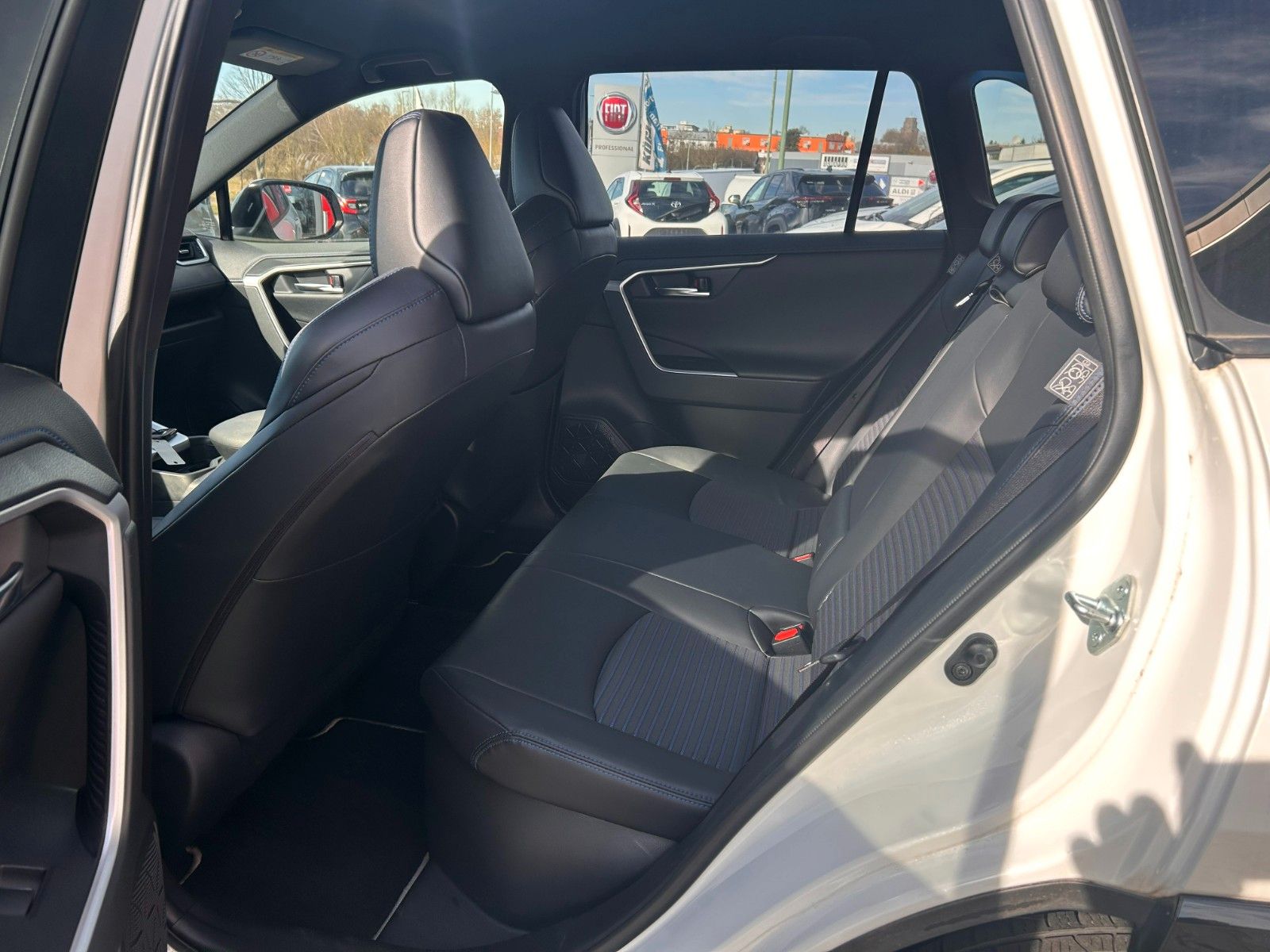 Toyota RAV4 Hybrid Style - Samsaru's Car Outlet