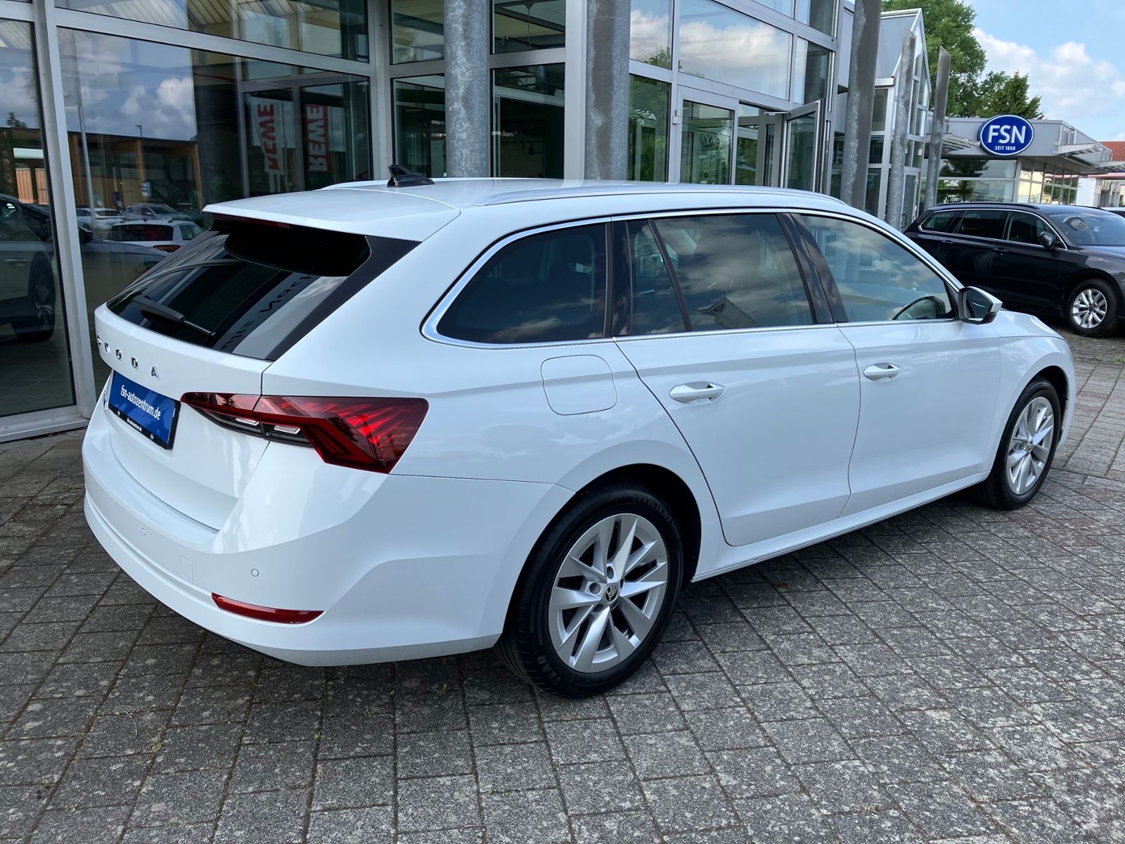 Skoda Octavia Combi 2.0 TDI Style - Samsaru's Car Outlet