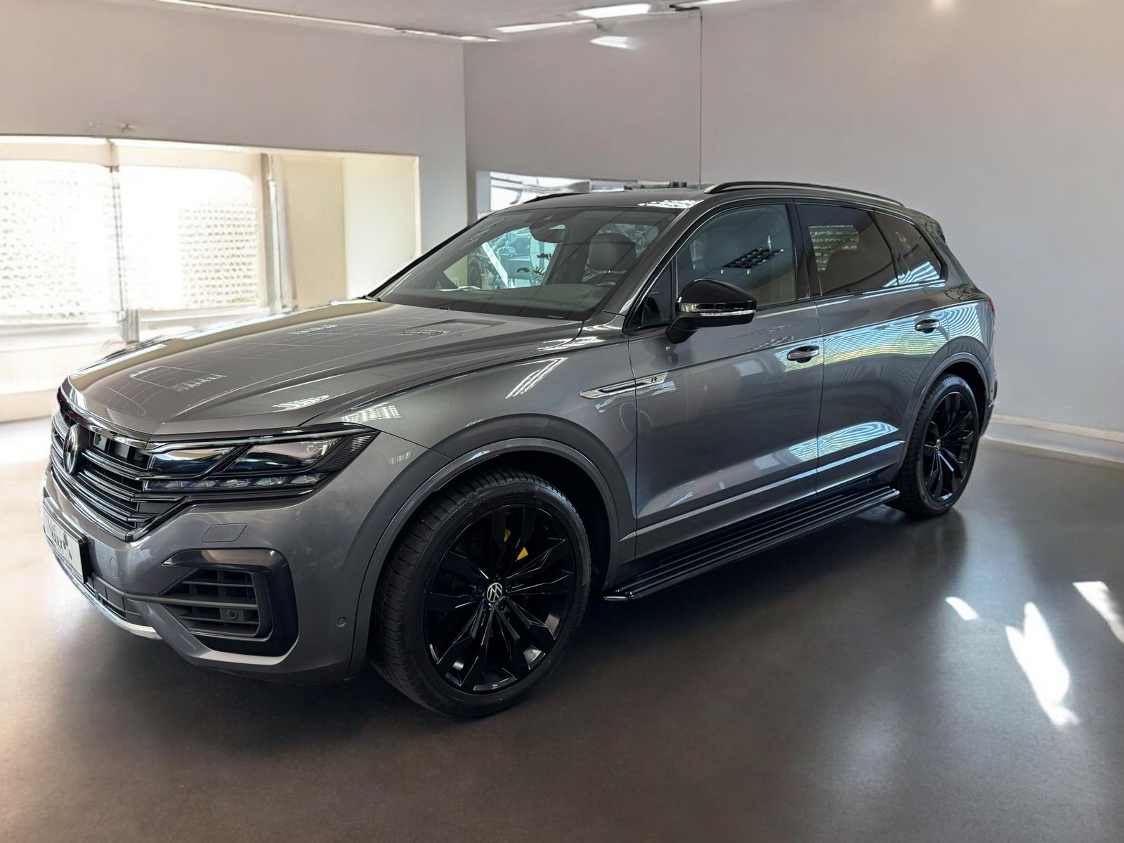 Volkswagen Touareg R-Line 4Motion - Samsaru's Car Outlet