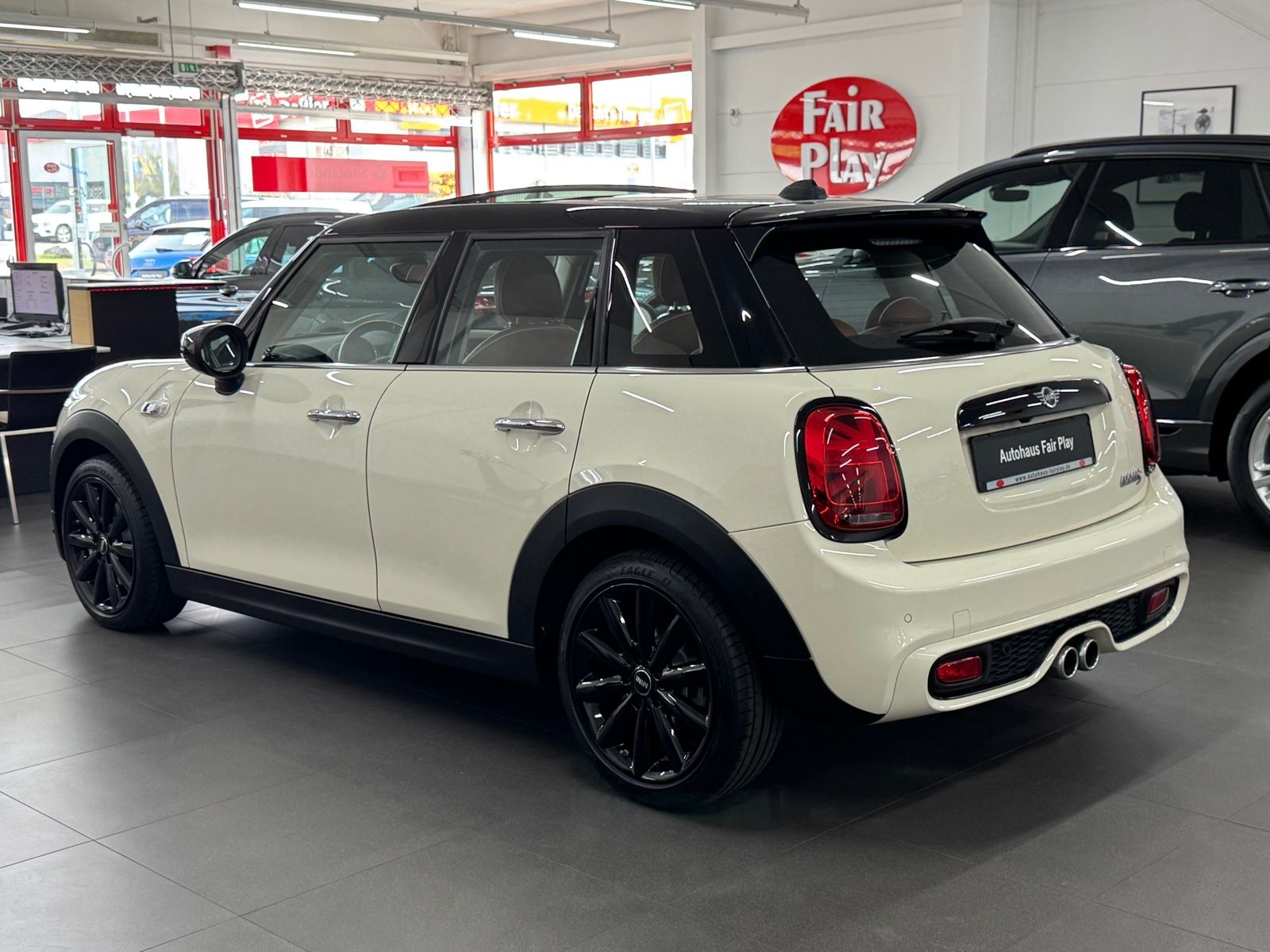 MINI Cooper S Aut. - Samsaru's Car Outlet