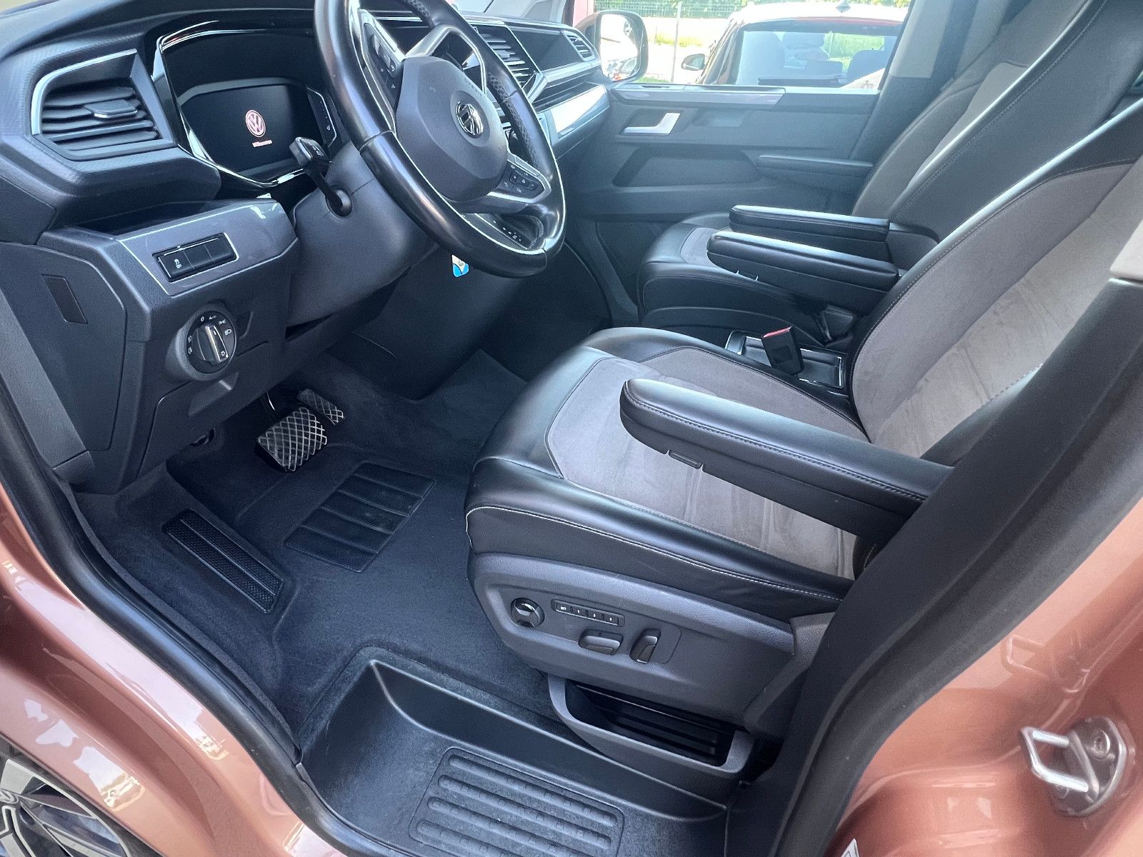 Volkswagen T6.1 Multivan Highline 4Motion - Samsaru's Car Outlet