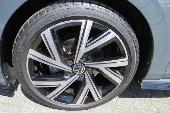 Volkswagen Golf VIII 2.0 TDI R-Line - Samsaru's Car Outlet