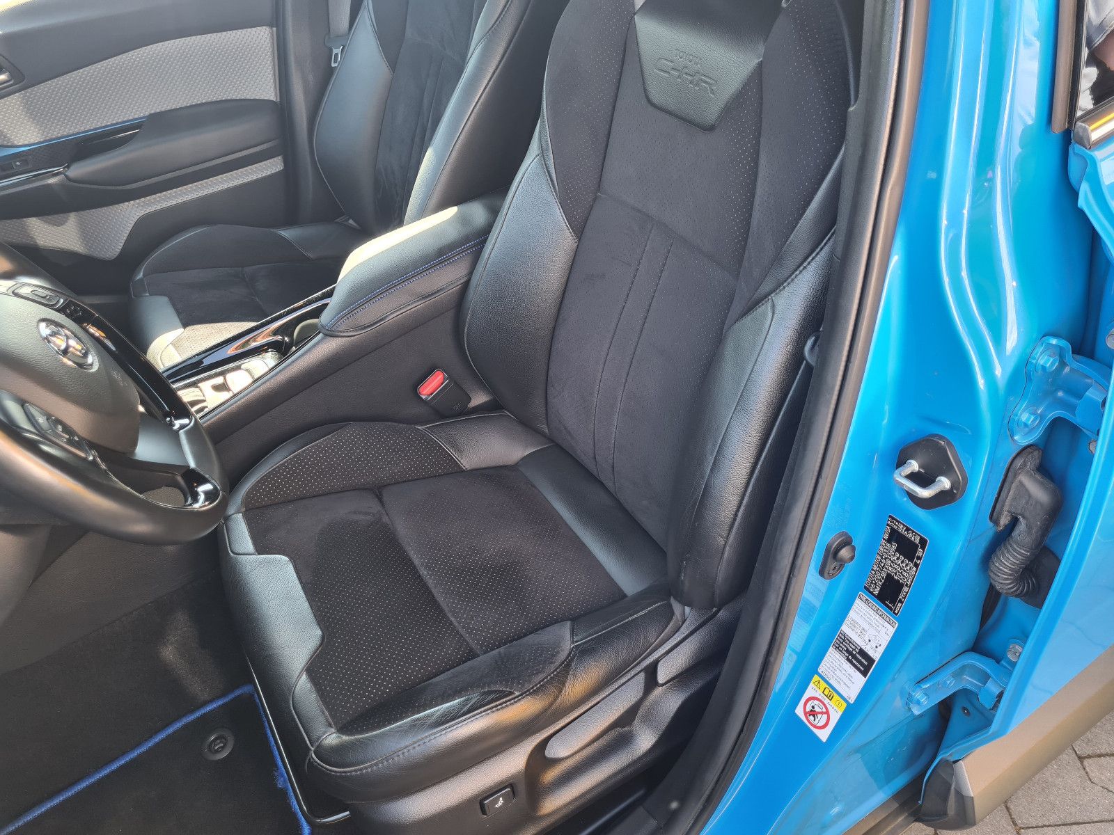 Toyota C-HR Hybrid Style - Samsaru's Car Outlet