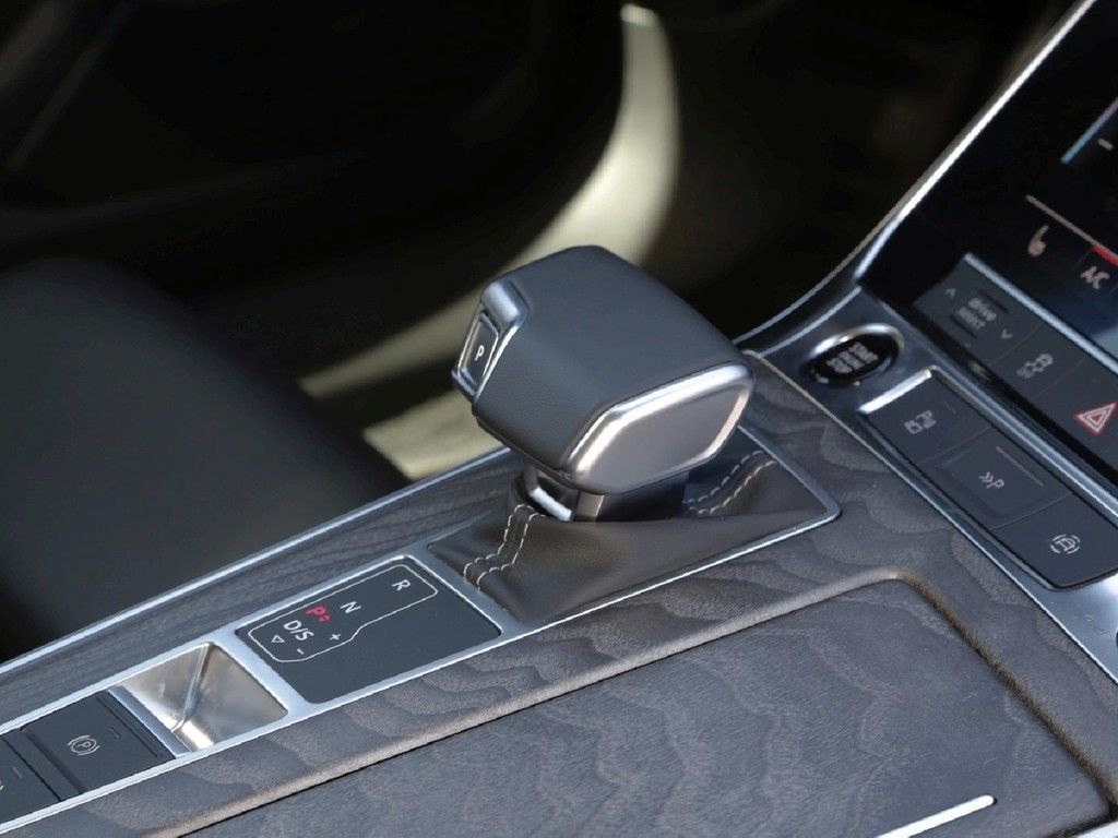 Audi A6 Avant 55 TFSI e Q S line - Samsaru's Car Outlet