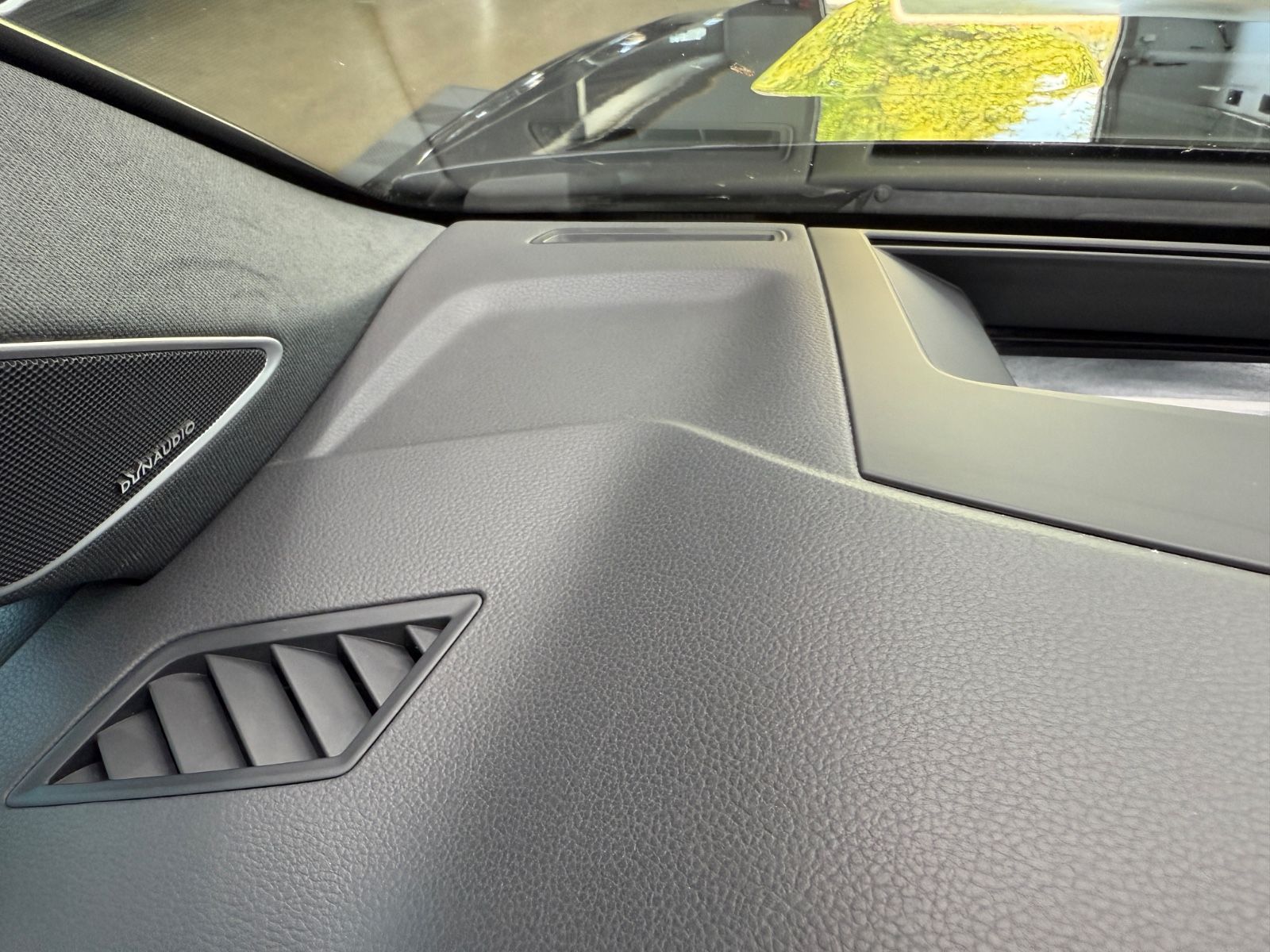 Volkswagen Touareg R-Line - Samsaru's Car Outlet