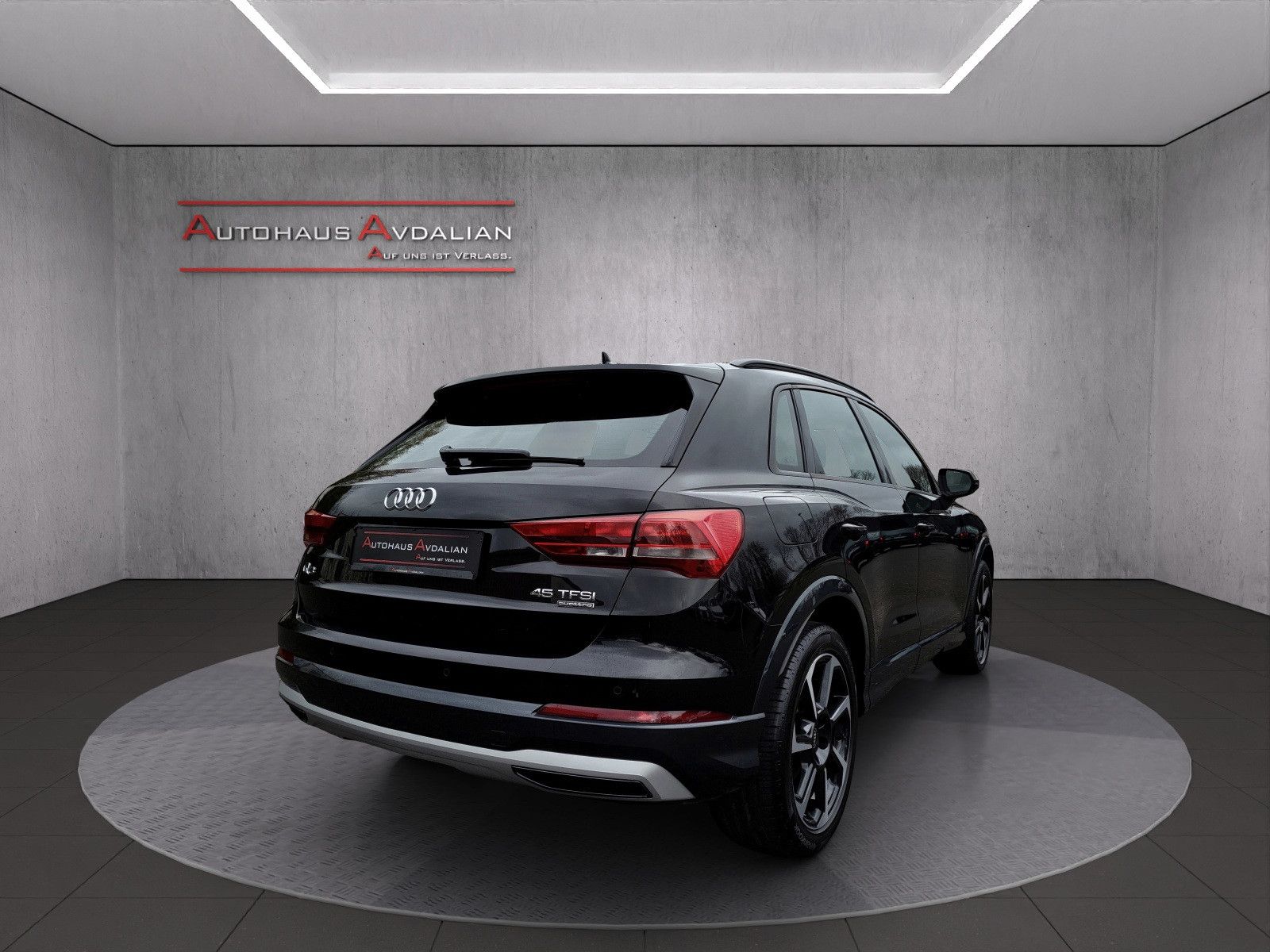 Audi Q3 45 TFSI qu. advanced - Samsaru's Car Outlet