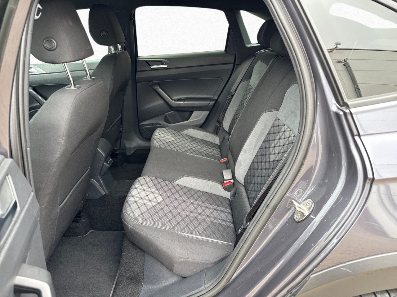 Volkswagen Taigo 1.5 TSI R-Line - Samsaru's Car Outlet