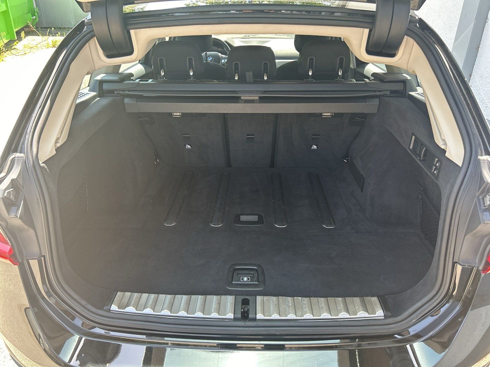 BMW 318i Touring - Samsaru's Car Outlet