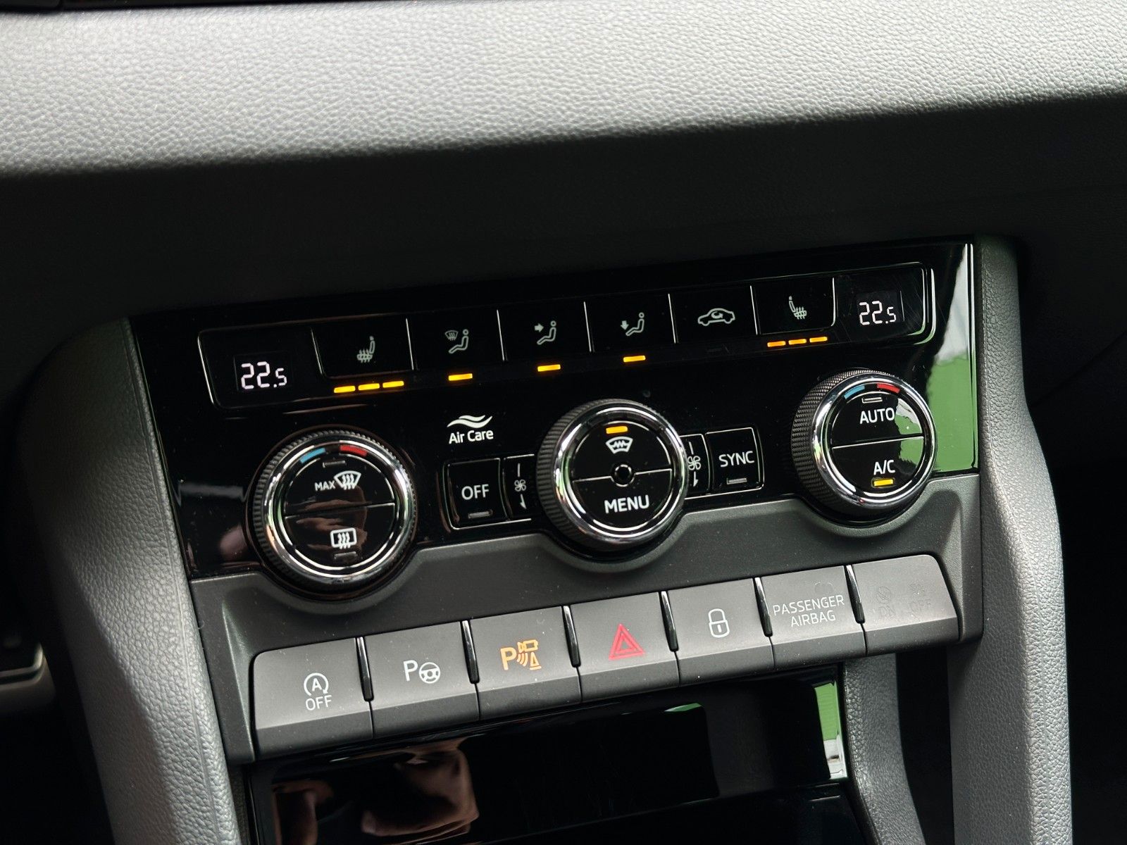 Skoda 150PS DSG Sportline NAVI ACC KAMERA eHK LM19"AHK