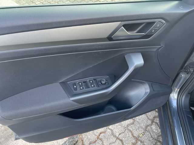 Volkswagen T-Roc 1.5 TSI ACT Style - Samsaru's Car Outlet