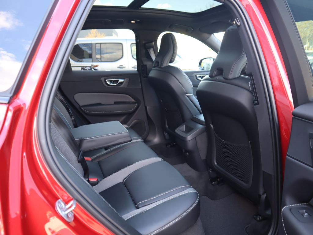 Volvo XC60 B4 B Plus Dark - Samsaru's Car Outlet