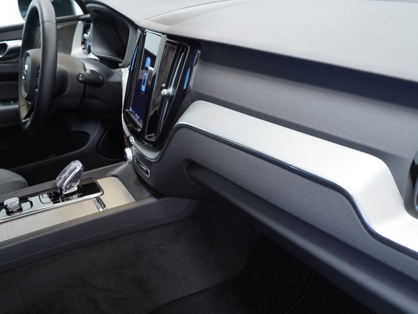 Volvo XC60 B4 D AWD Plus Dark - Samsaru's Car Outlet