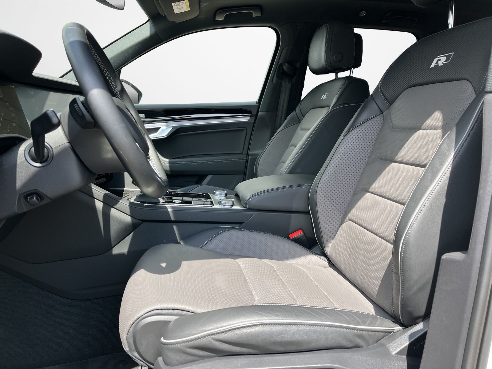 Volkswagen Touareg V8 TDI 4M R-Line Black - Samsaru's Car Outlet