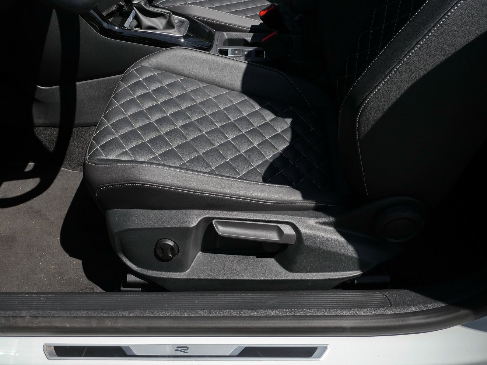 Volkswagen T-Roc TSI R-Line - Samsaru's Car Outlet