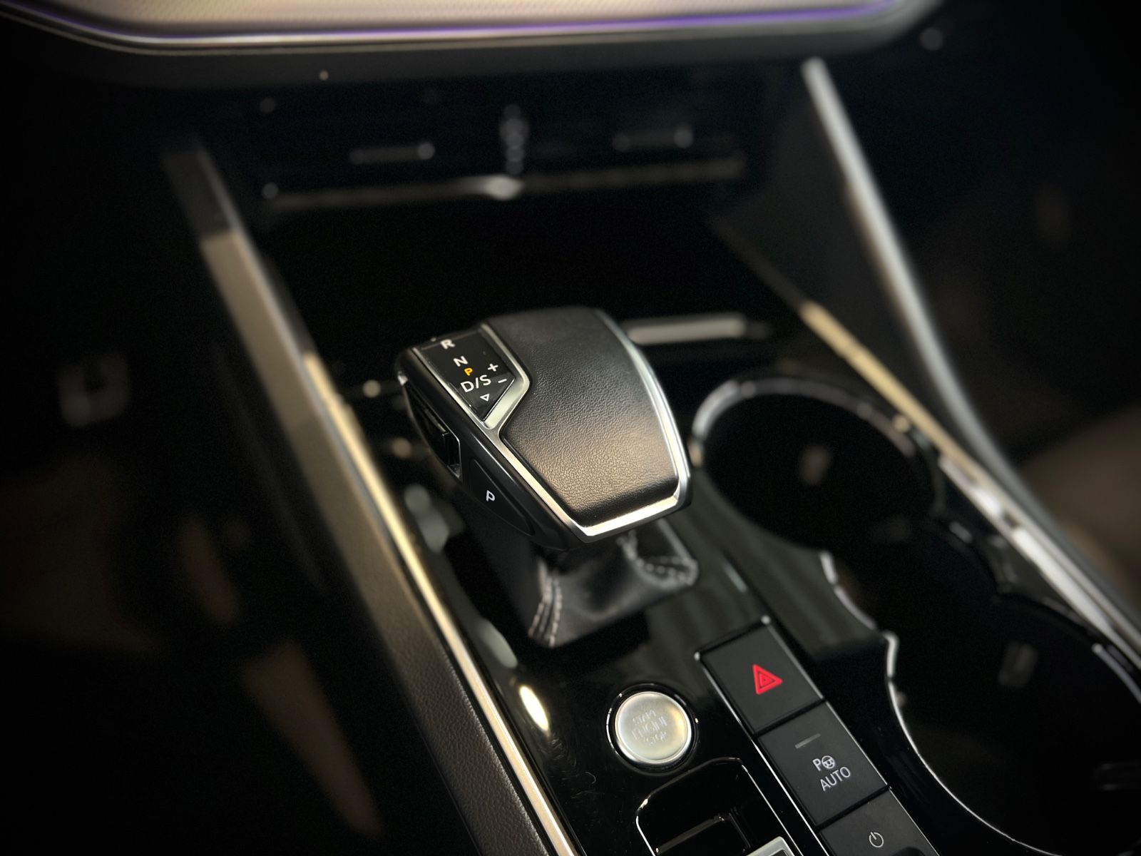 Volkswagen Touareg R-Line 4Motion - Samsaru's Car Outlet