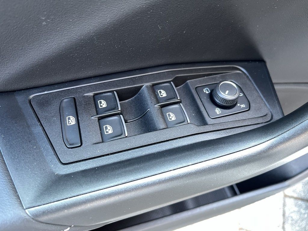 Volkswagen T-Roc 1.0 TSI R-Line Black - Samsaru's Car Outlet