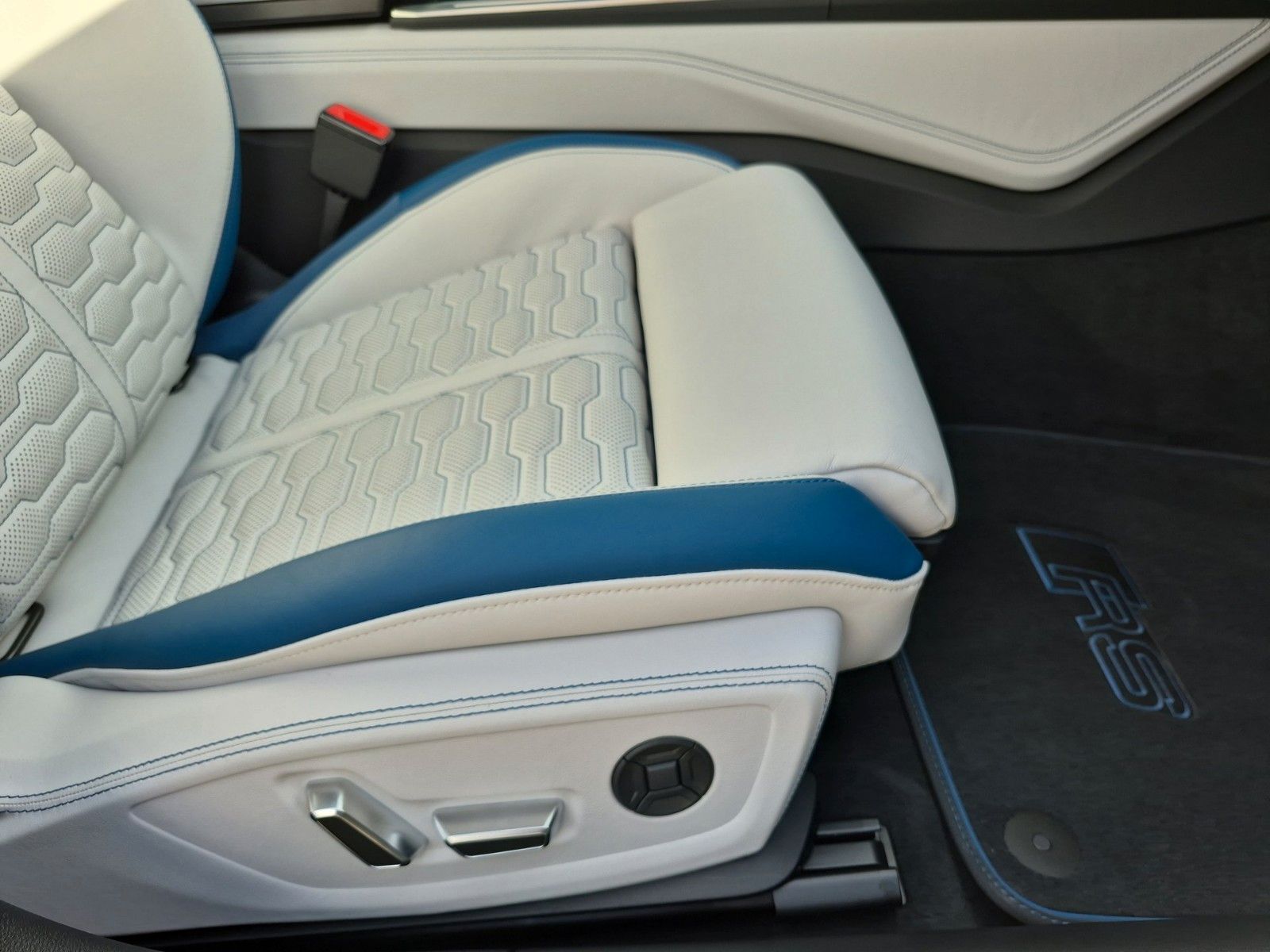 Audi RS6 Avant quattro perf. exclusive/Carbon/B&O/305