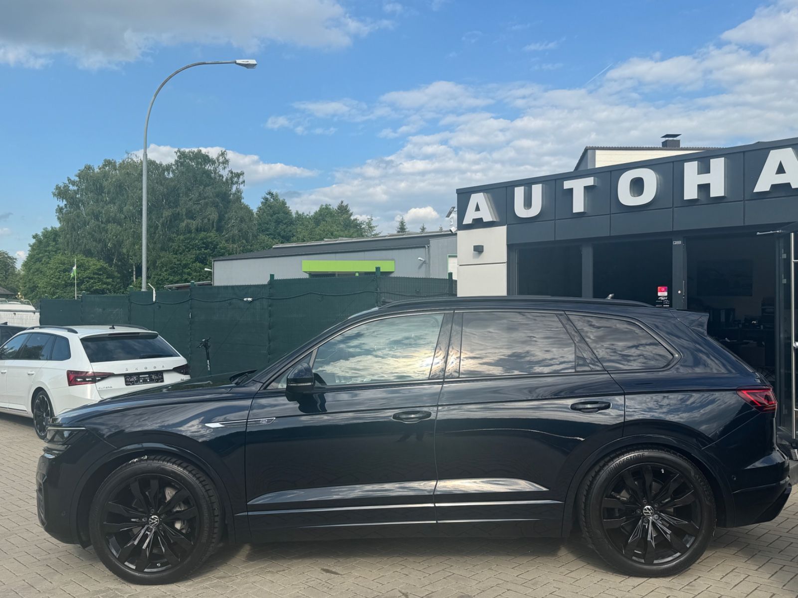 Volkswagen Touareg R-Line 4M Black - Samsaru's Car Outlet