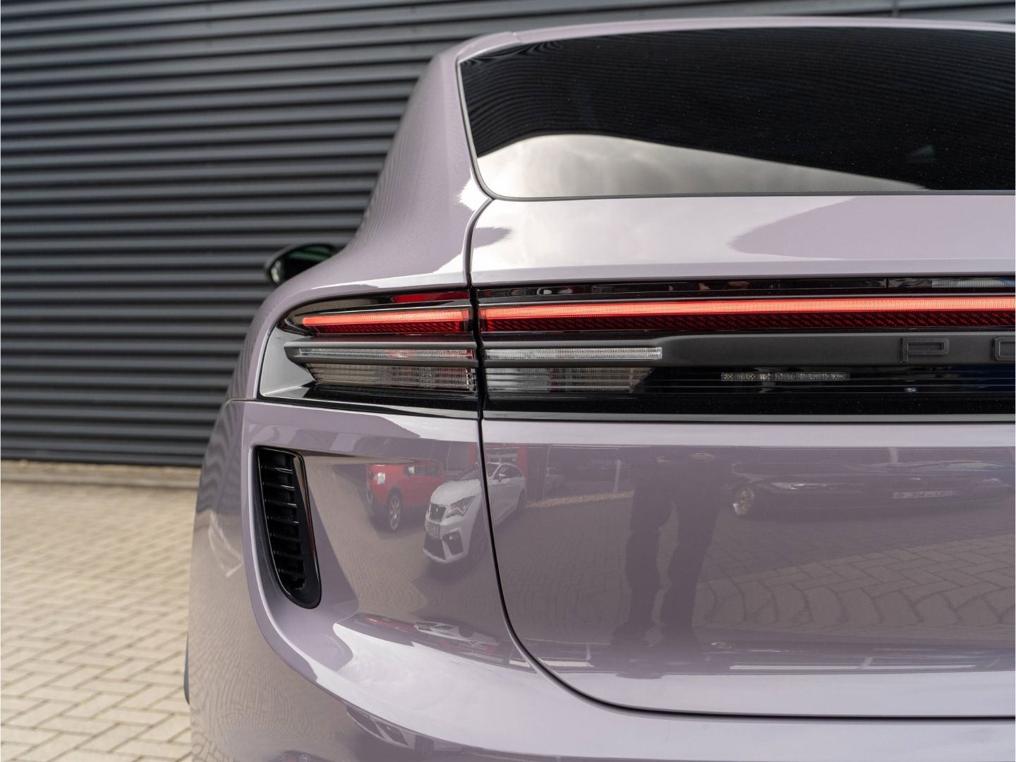 Porsche Macan Electric Turbo Matrix LED Beifahrerdisplay