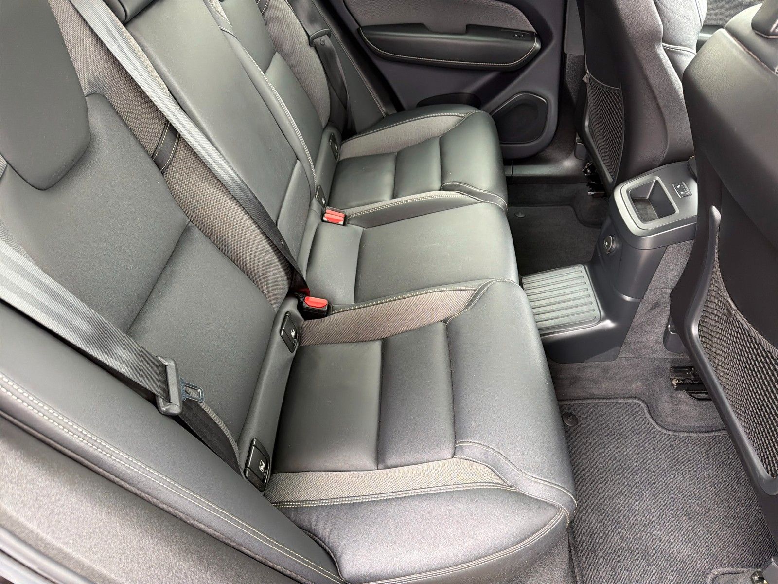 Volvo XC60 R Design Recharge Plug-In Hybrid AWD