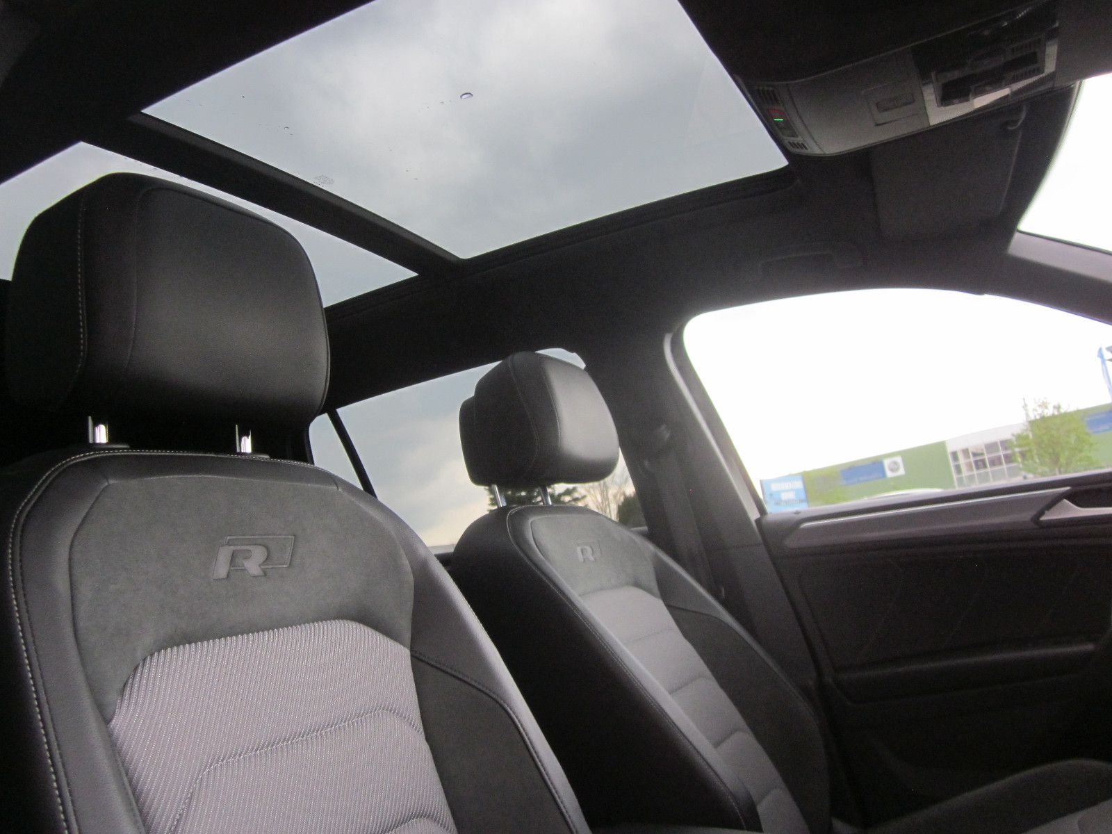 Volkswagen Tiguan 4M R-Line Black - Samsaru's Car Outlet